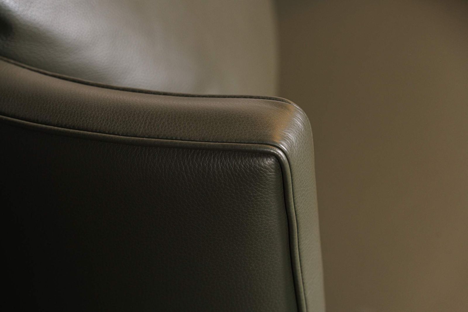 Minotti Стул обеденный Torii Swivel Muschio Leather от Minotti — в интерьере