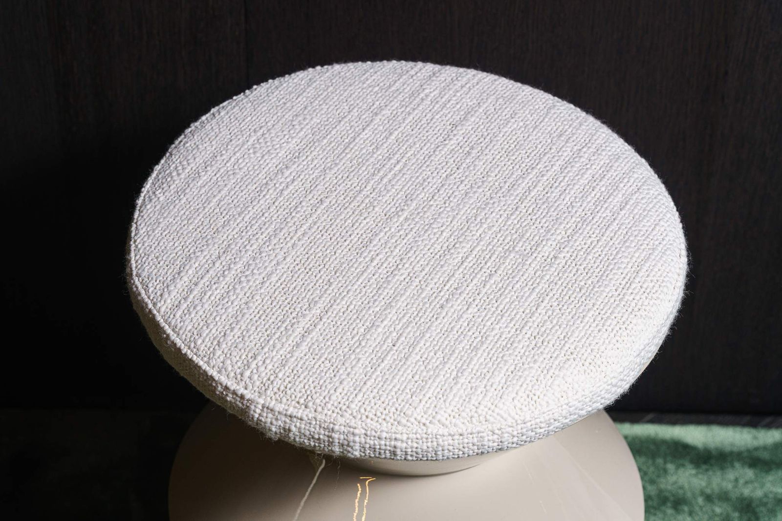 Minotti Пуф/Столик с подушкой Cesar Sand от Minotti — в интерьере