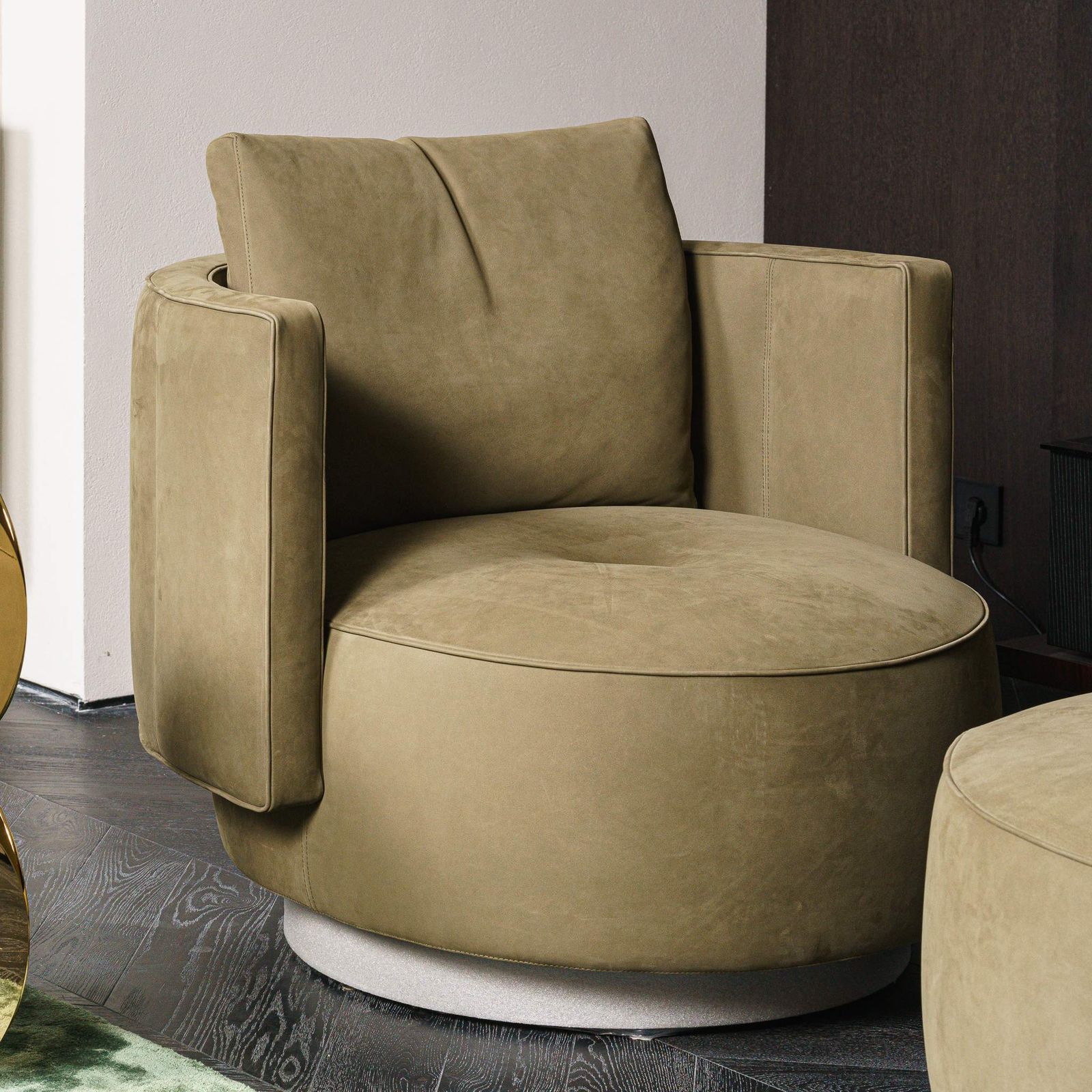 Minotti Кресло Torii Bold Swivel Oliva от Minotti — в интерьере