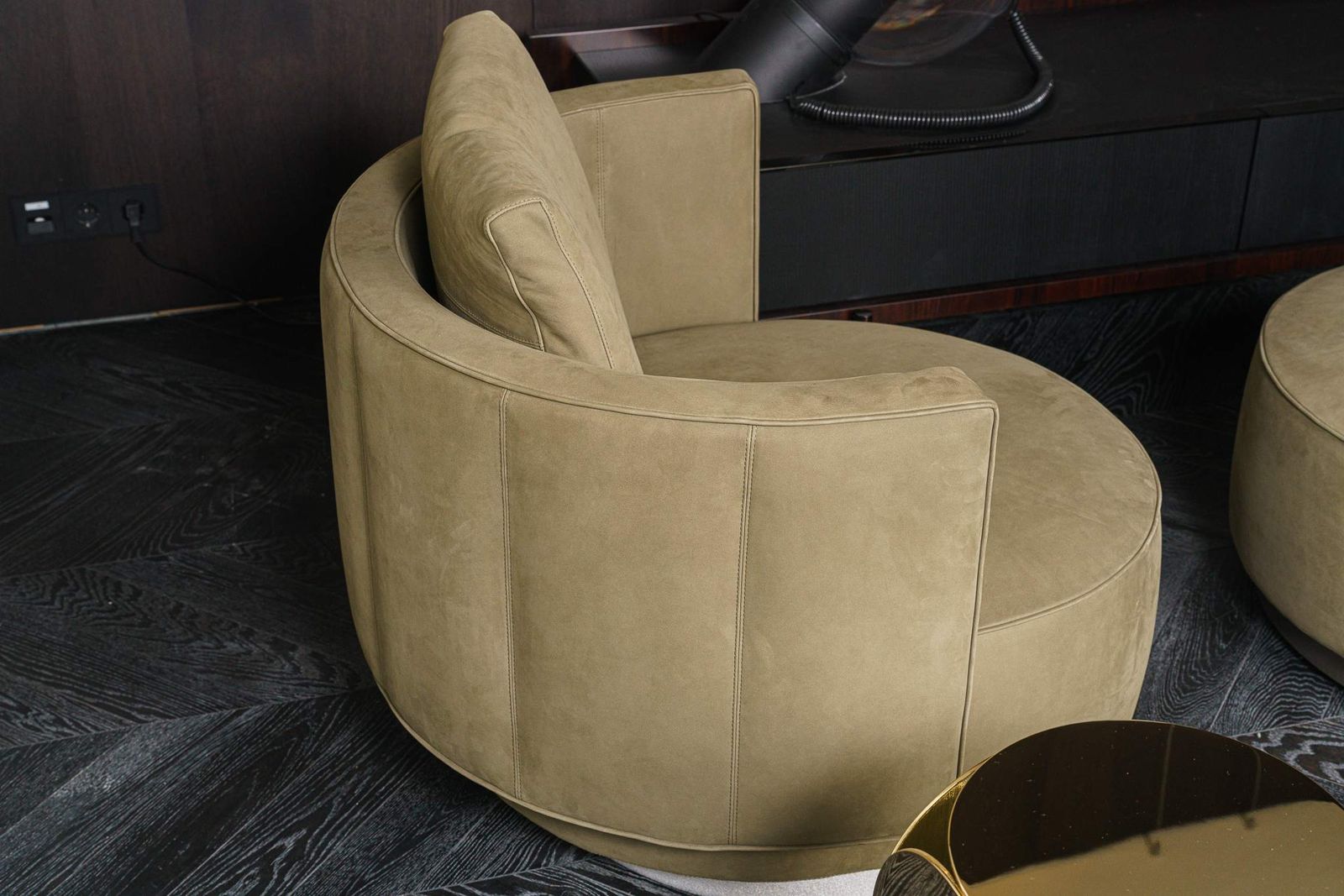 Minotti Кресло Torii Bold Swivel Oliva от Minotti — в интерьере