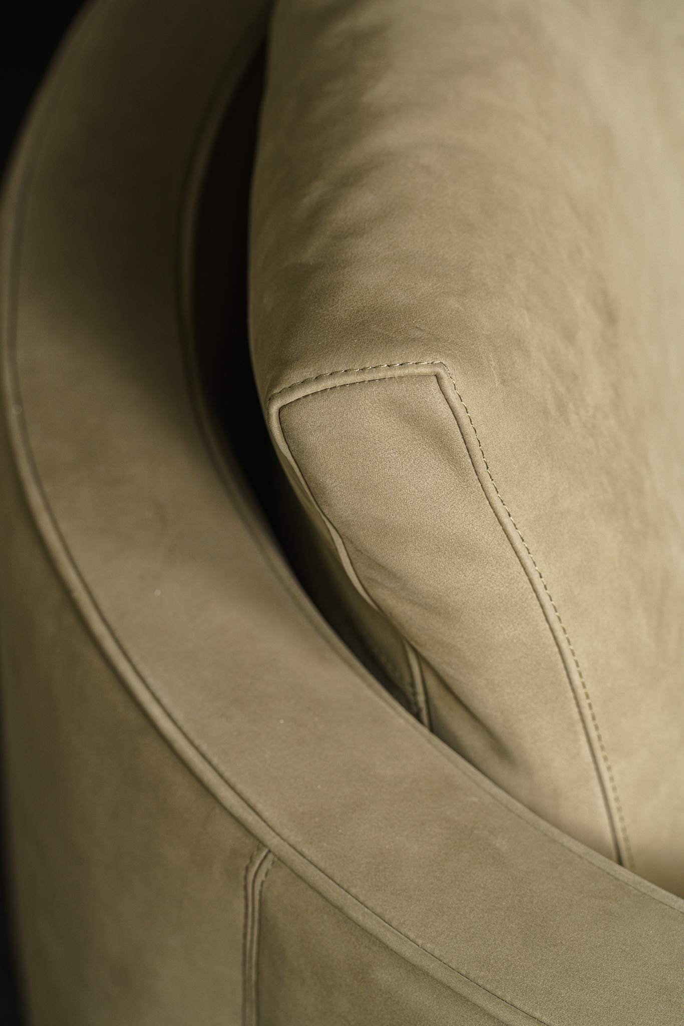 Minotti Кресло Torii Bold Swivel Oliva от Minotti — в интерьере