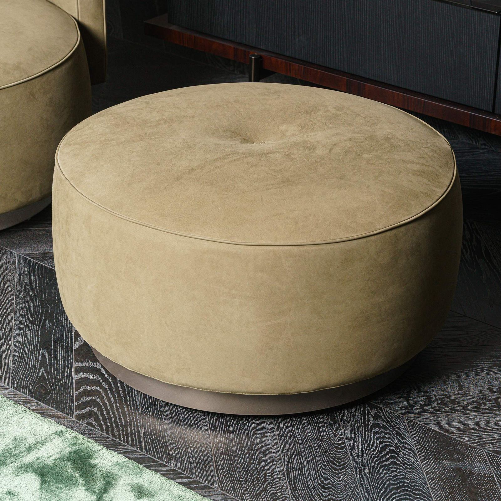 Minotti Пуф Torii Bold Oliva от Minotti — в интерьере