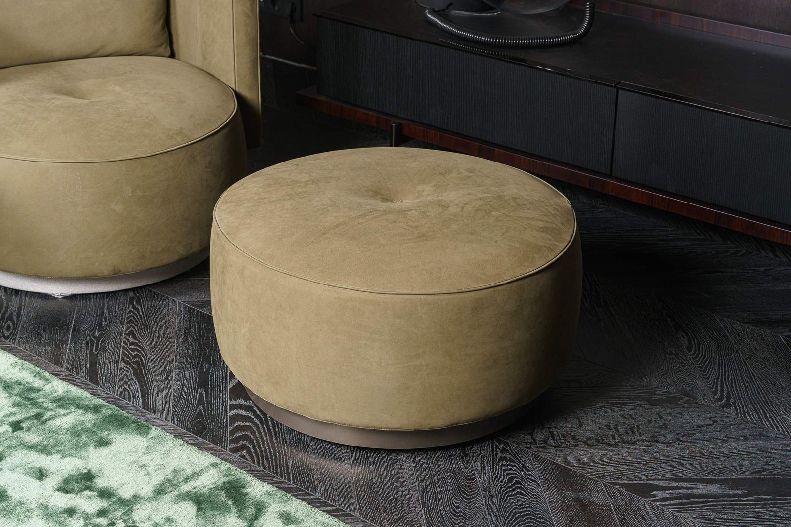 Minotti Пуф Torii Bold Oliva от Minotti — в интерьере