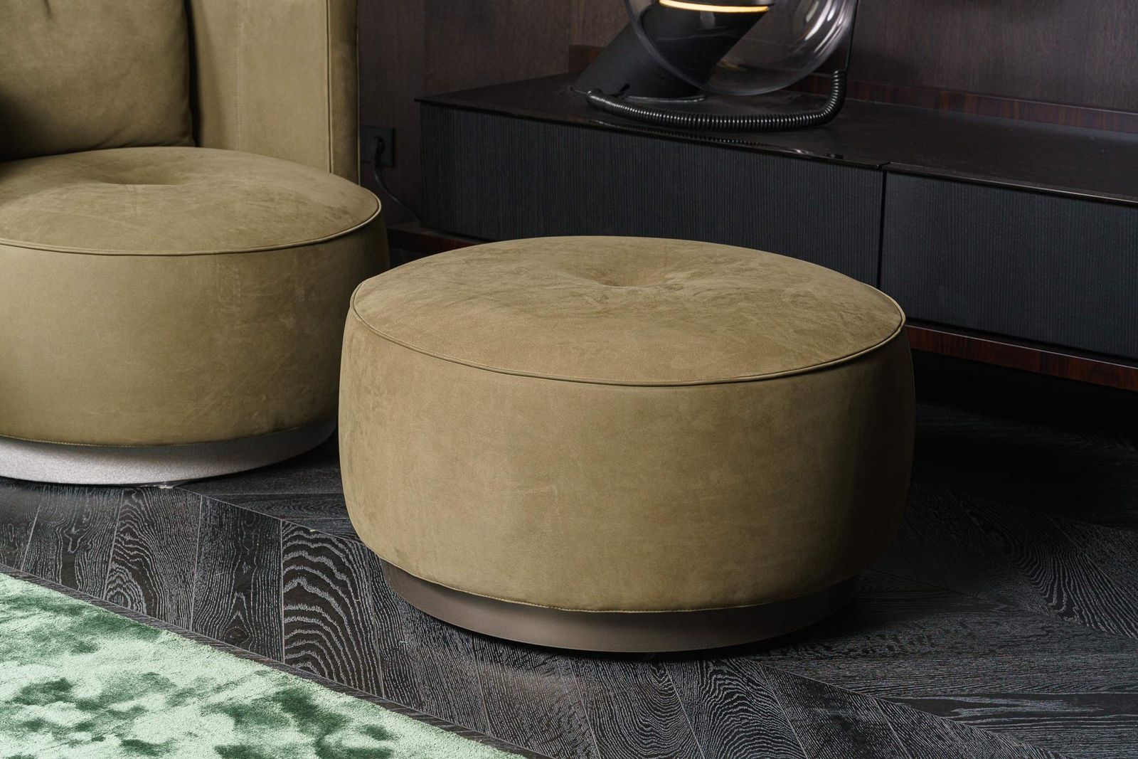 Minotti Пуф Torii Bold Oliva от Minotti — в интерьере