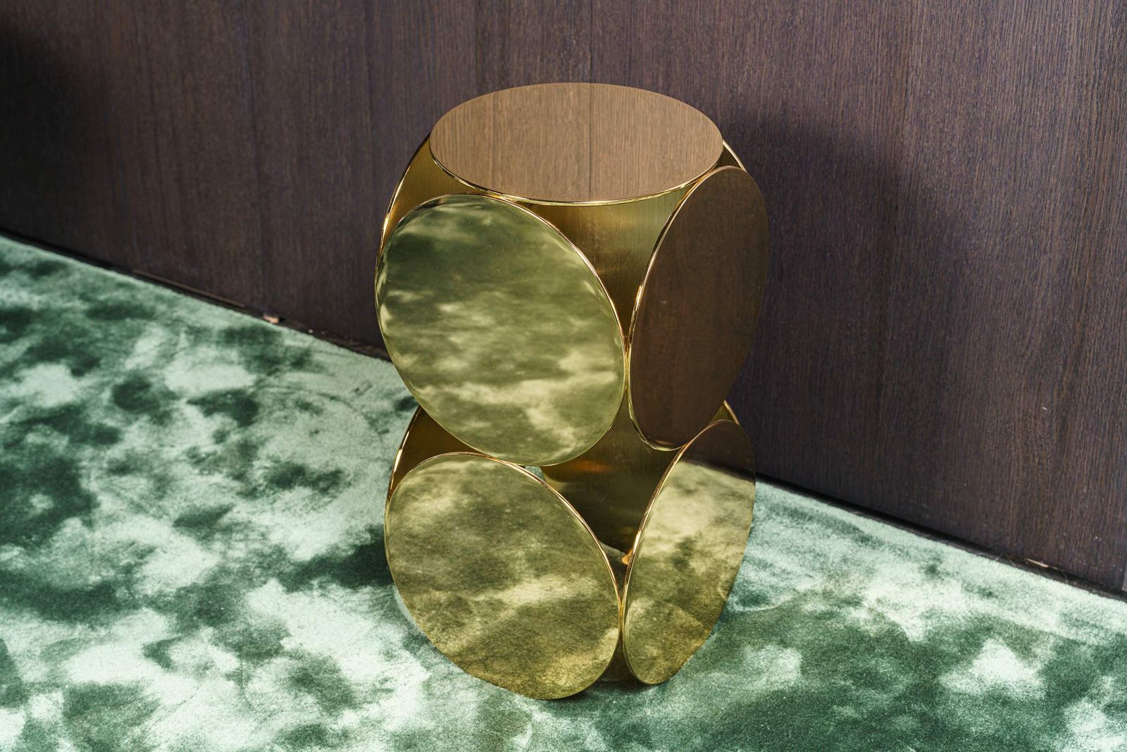 Minotti Журнальный столик Still Polished gold от Minotti — в интерьере