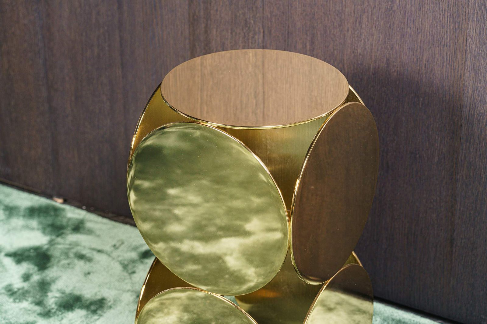 Minotti Журнальный столик Still Polished gold от Minotti — в интерьере