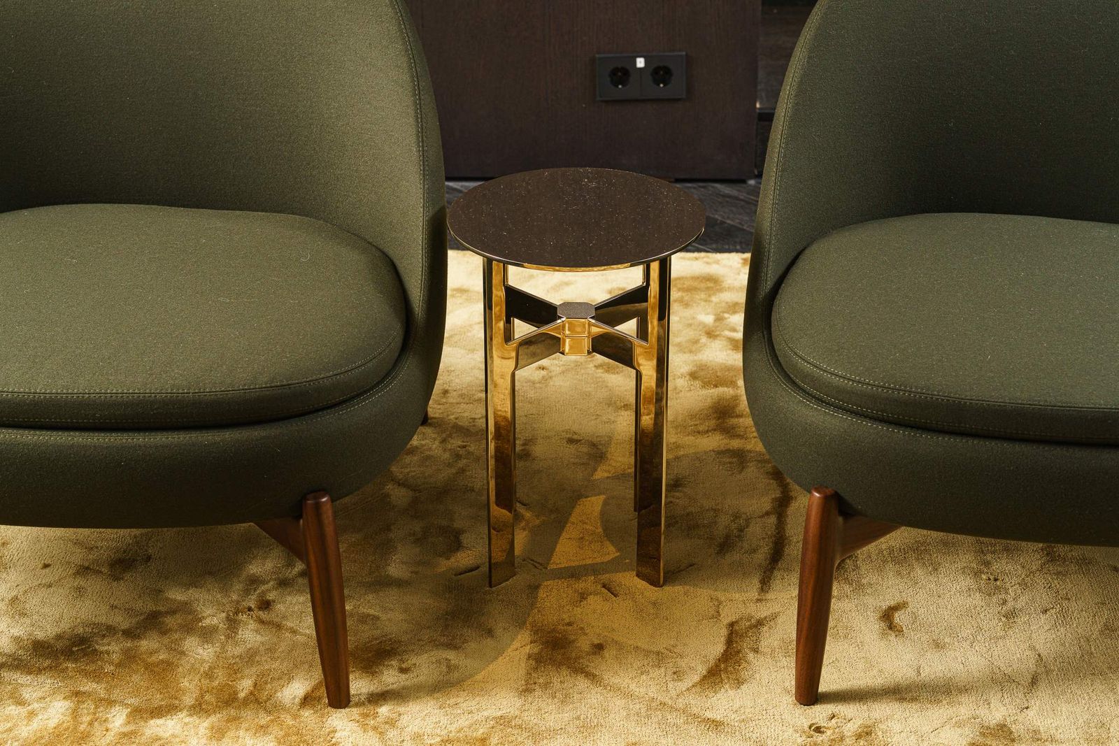 Minotti Журнальный столик Ellis Light gold от Minotti — в интерьере