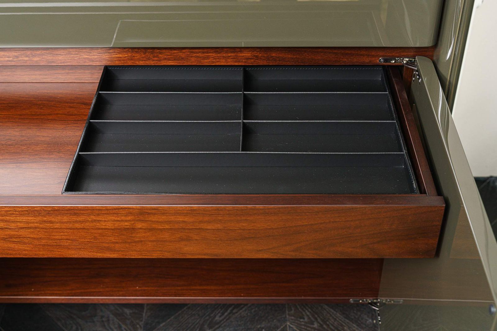 Minotti Высокий комод Logan Moss/Canaletto walnut от Minotti — в интерьере