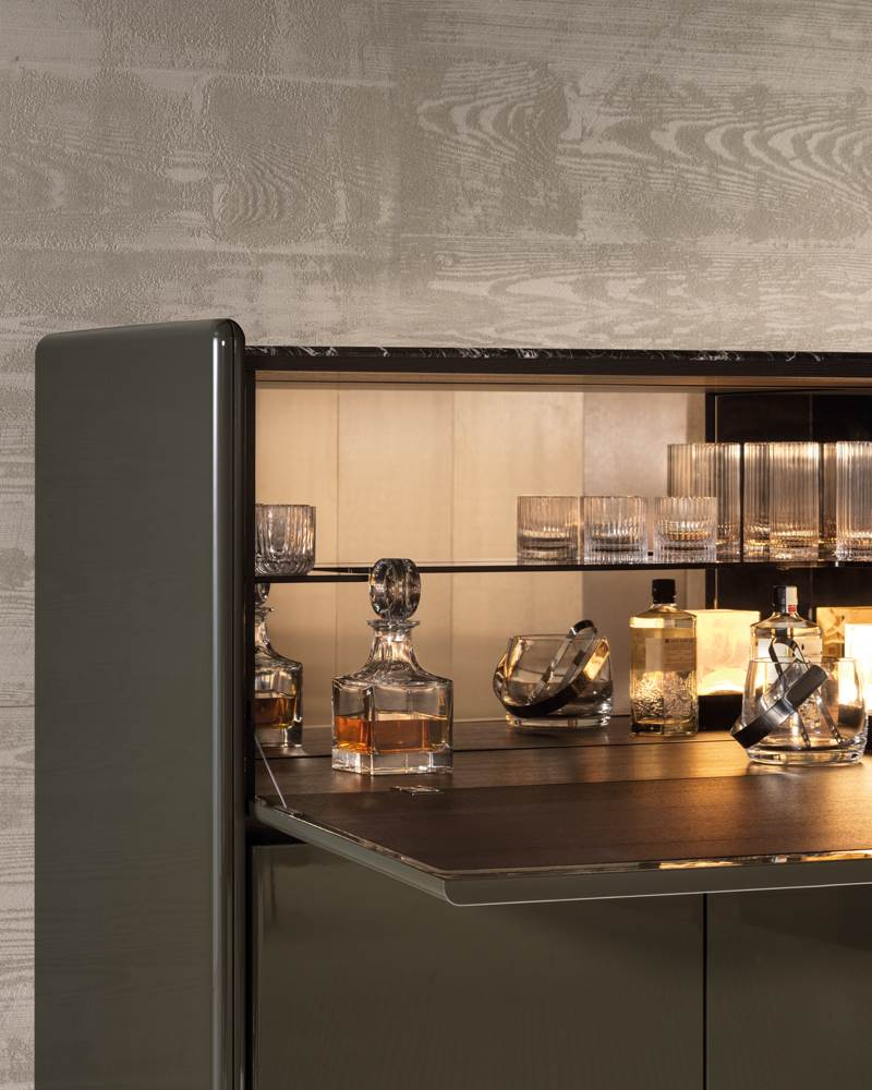 Minotti Высокий комод Logan Moss/Canaletto walnut от Minotti — в интерьере