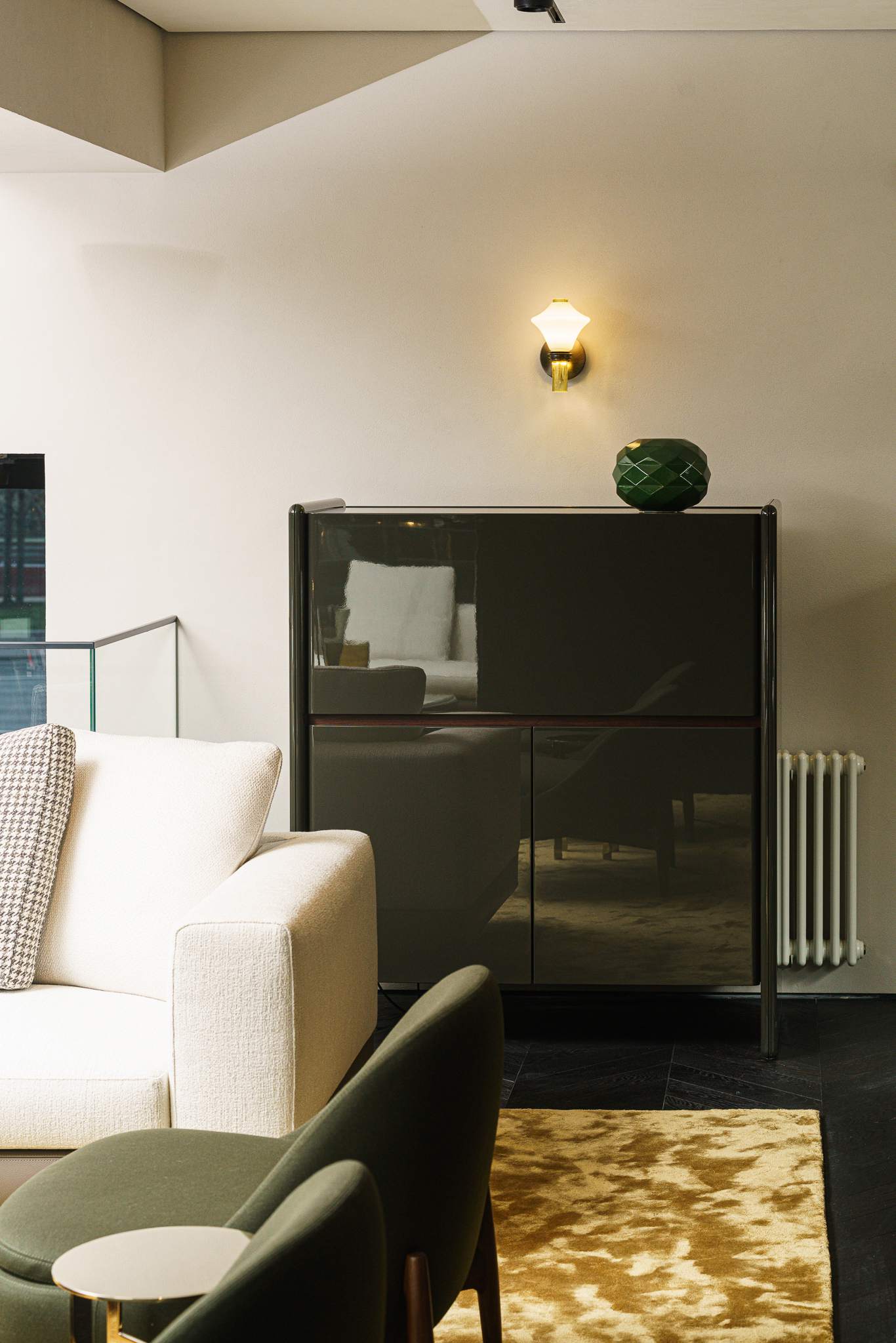 Minotti Высокий комод Logan Moss/Canaletto walnut от Minotti — в интерьере