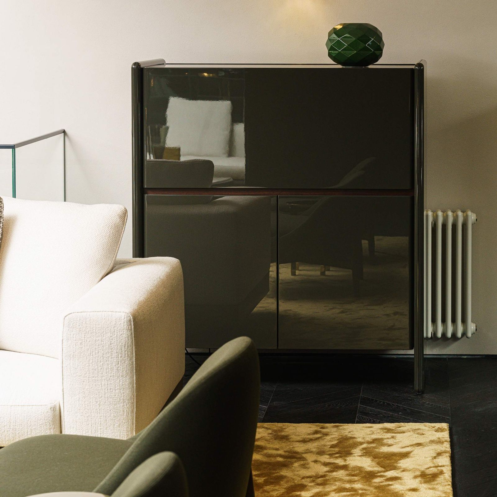 Minotti Высокий комод Logan Moss/Canaletto walnut от Minotti — в интерьере