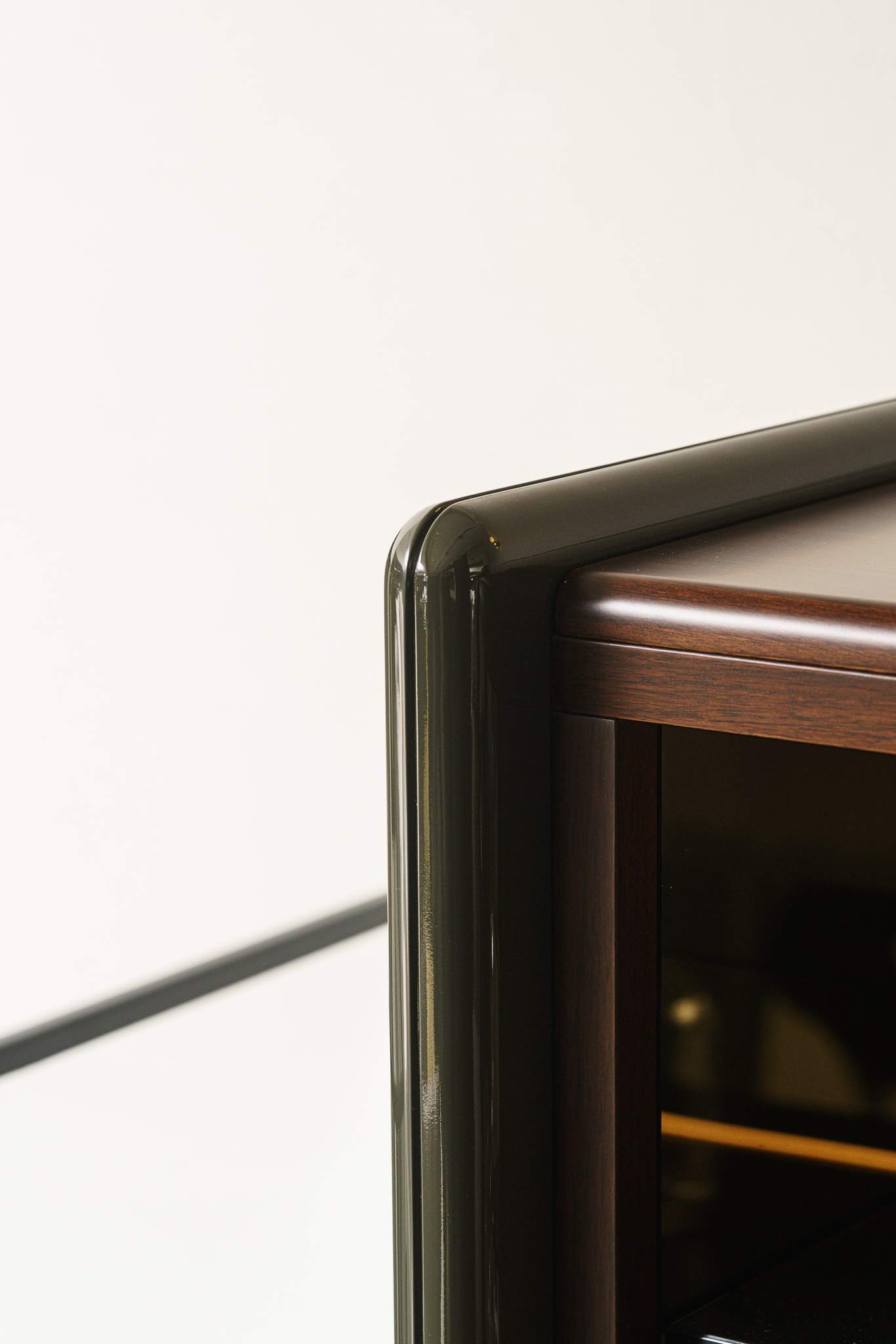 Minotti Высокий комод Logan Moss/Canaletto walnut от Minotti — в интерьере