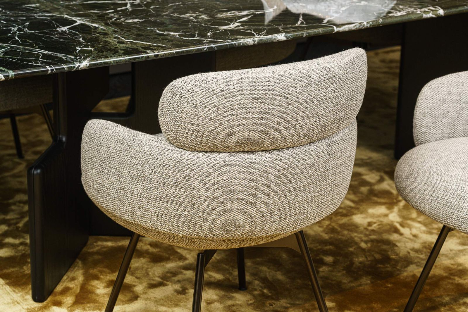 Minotti Стул Vivienne "Dining" Metallo base от Minotti — в интерьере
