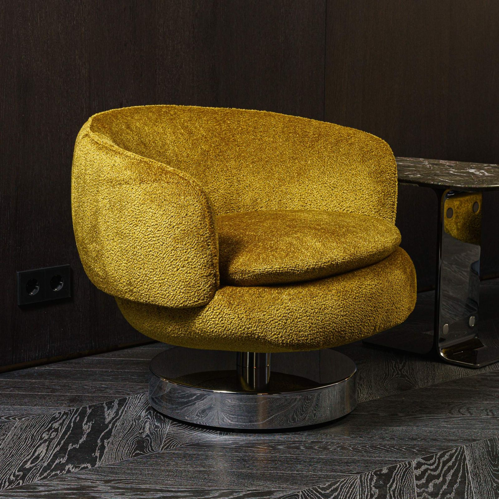 Minotti Кресло Vivienne Lounge Swivel Cedro/Chrome от Minotti — в интерьере