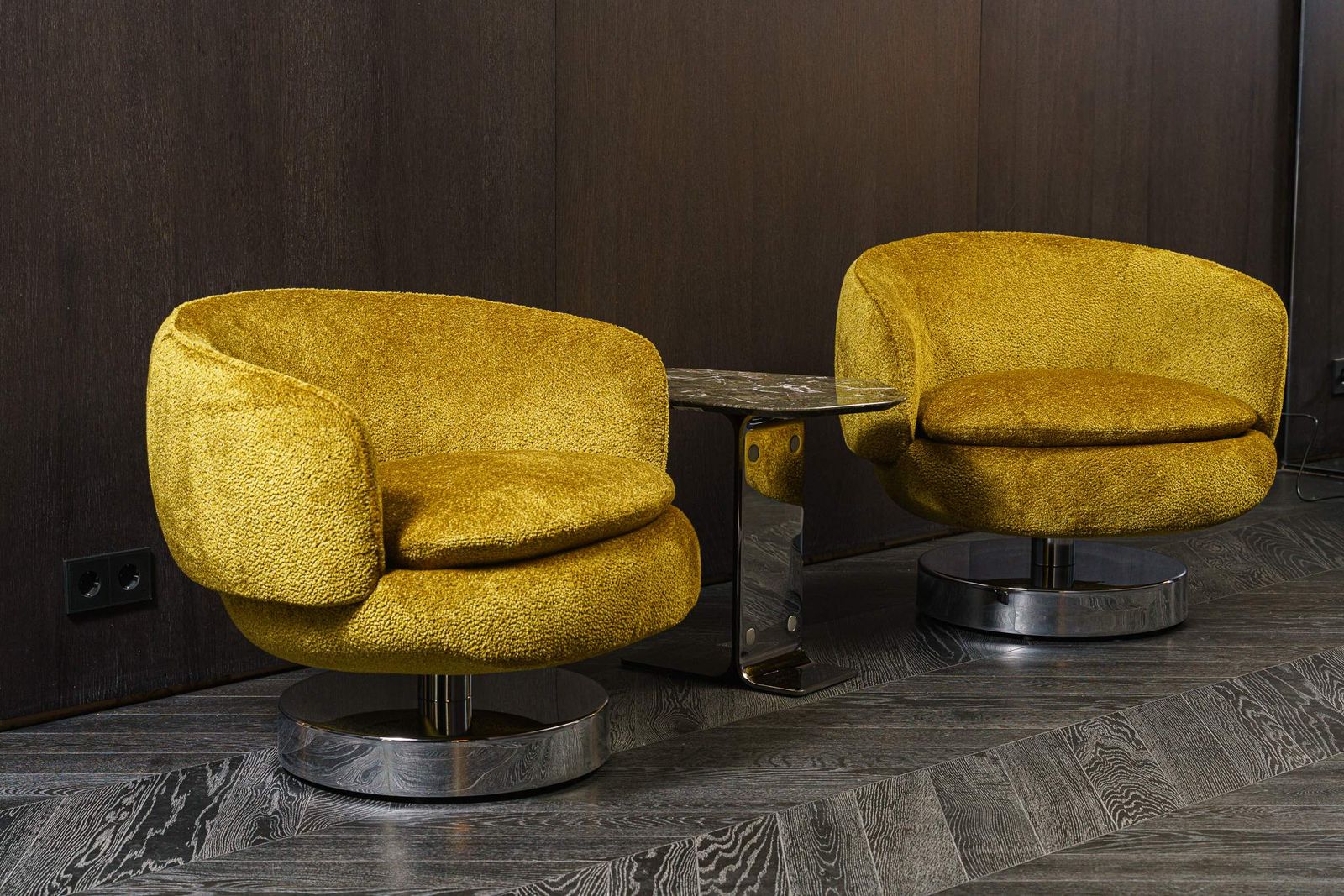 Minotti Кресло Vivienne Lounge Swivel Cedro/Chrome от Minotti — в интерьере