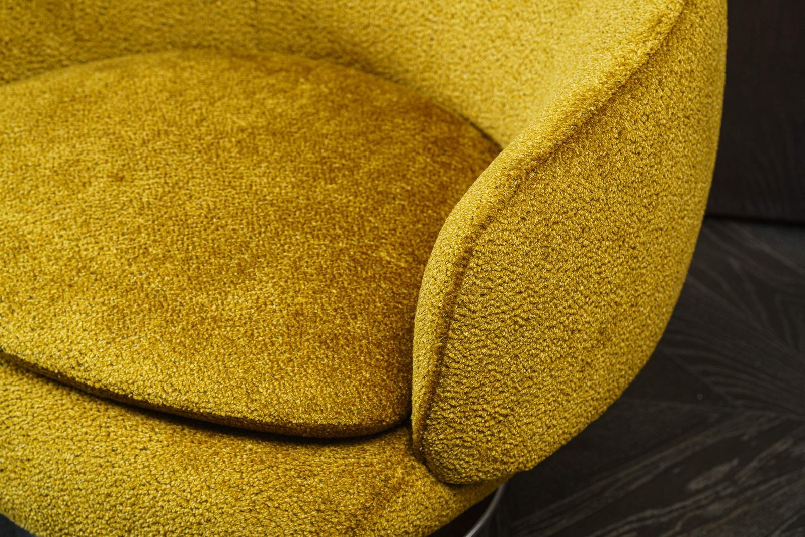 Minotti Кресло Vivienne Lounge Swivel Cedro/Chrome от Minotti — в интерьере