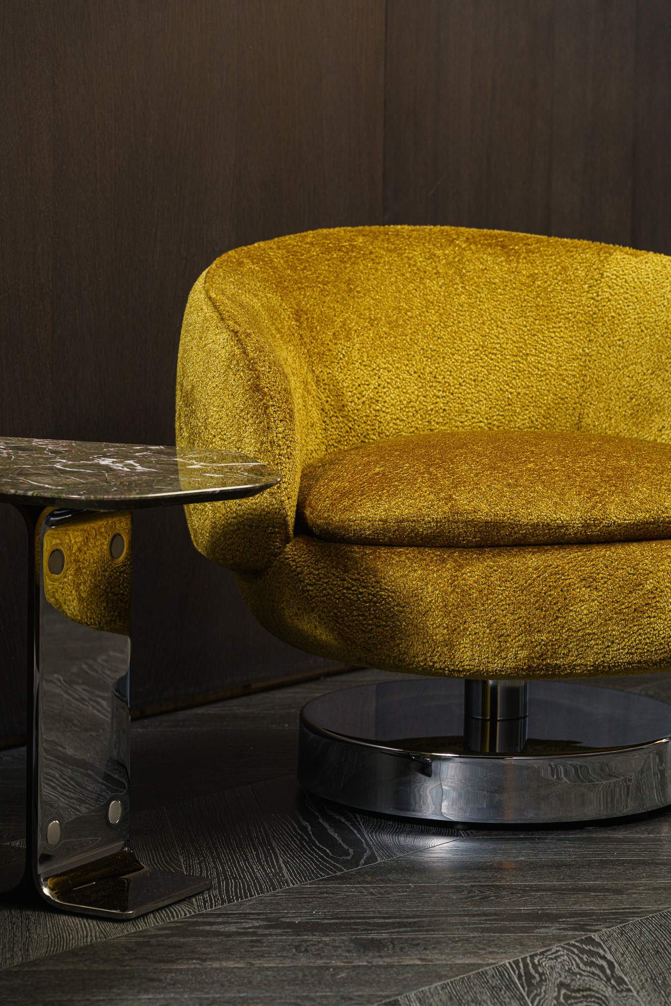 Minotti Кресло Vivienne Lounge Swivel Cedro/Chrome от Minotti — в интерьере
