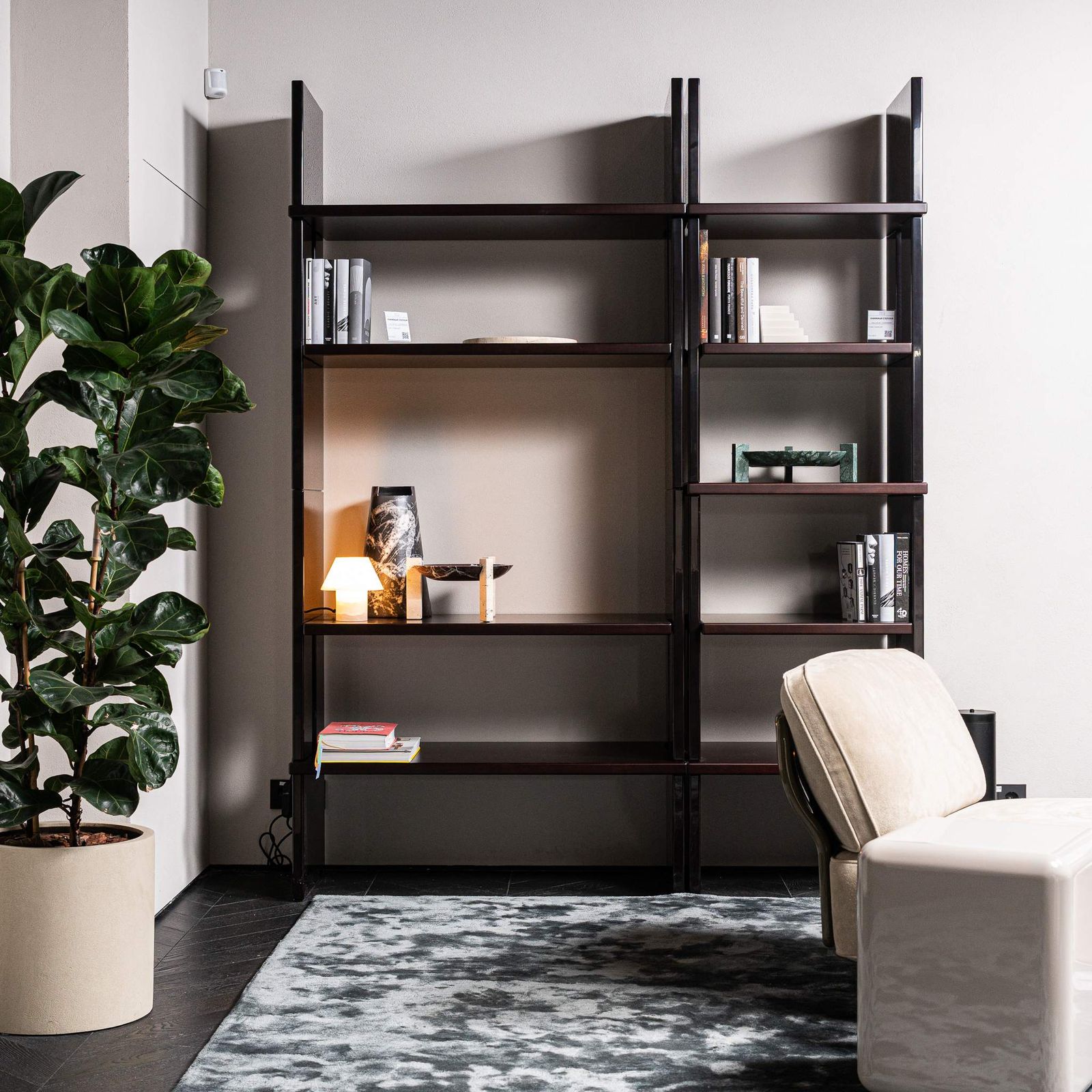 Minotti Стеллаж/библиотека Zoe 100 Canaletto Walnut Dark brown/Moka от Minotti — в интерьере
