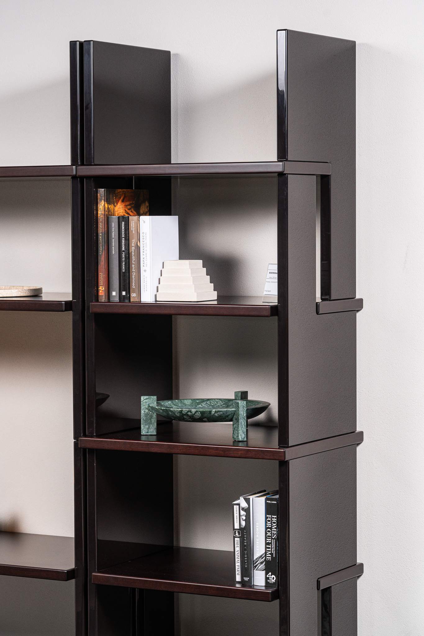 Minotti Стеллаж/библиотека Zoe 100 Canaletto Walnut Dark brown/Moka от Minotti — в интерьере