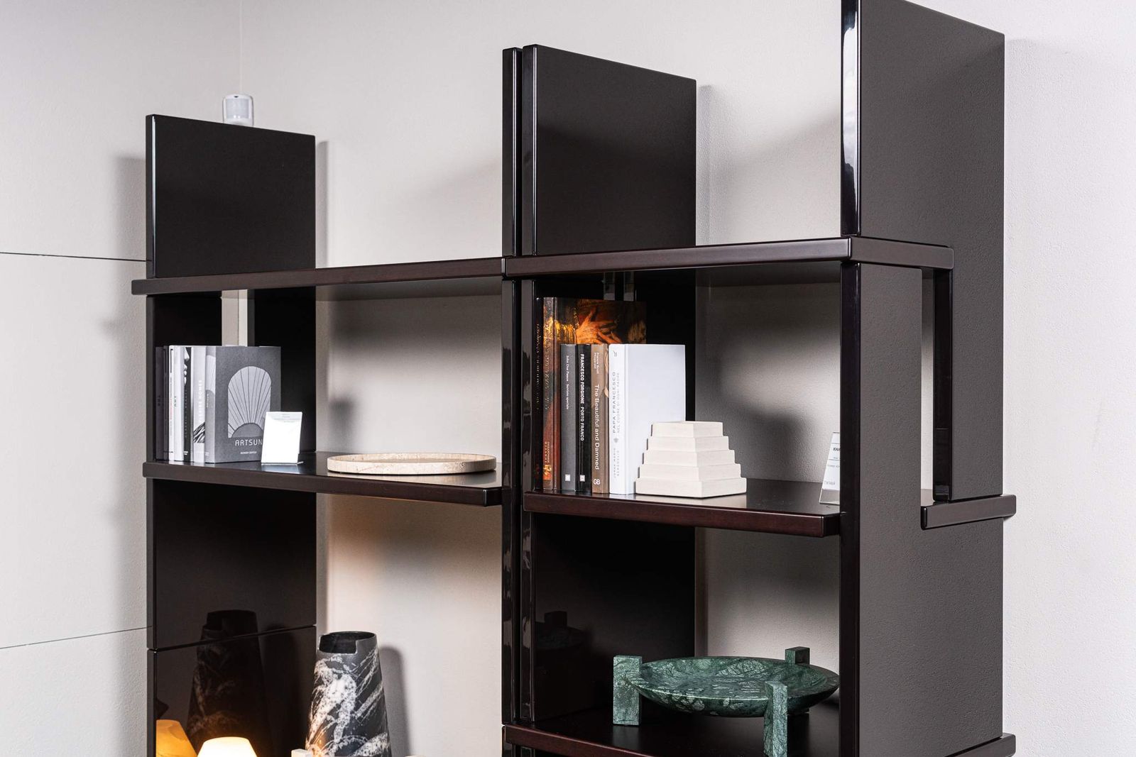 Minotti Стеллаж/библиотека Zoe 100 Canaletto Walnut Dark brown/Moka от Minotti — в интерьере
