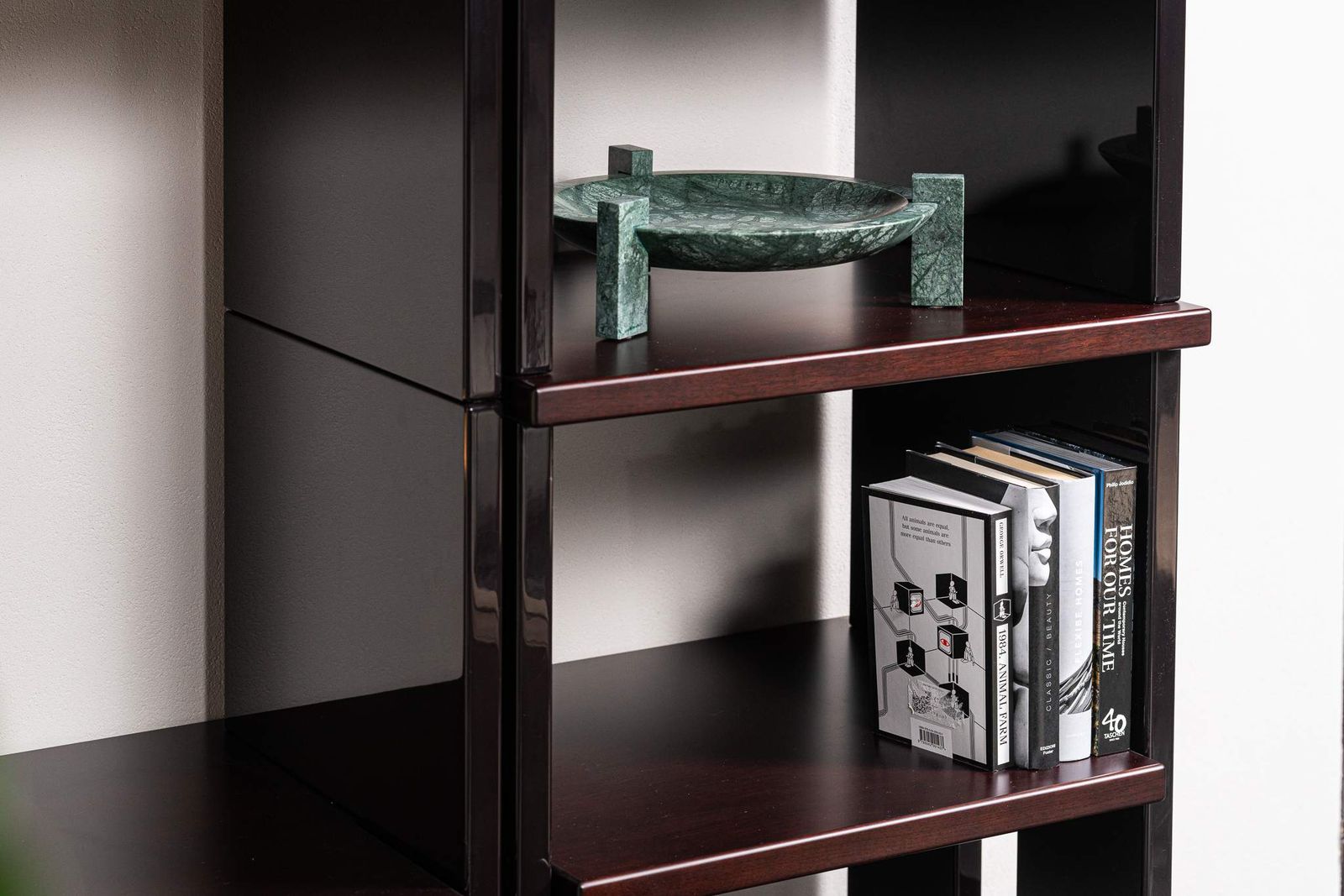 Minotti Стеллаж/библиотека Zoe 100 Canaletto Walnut Dark brown/Moka от Minotti — в интерьере