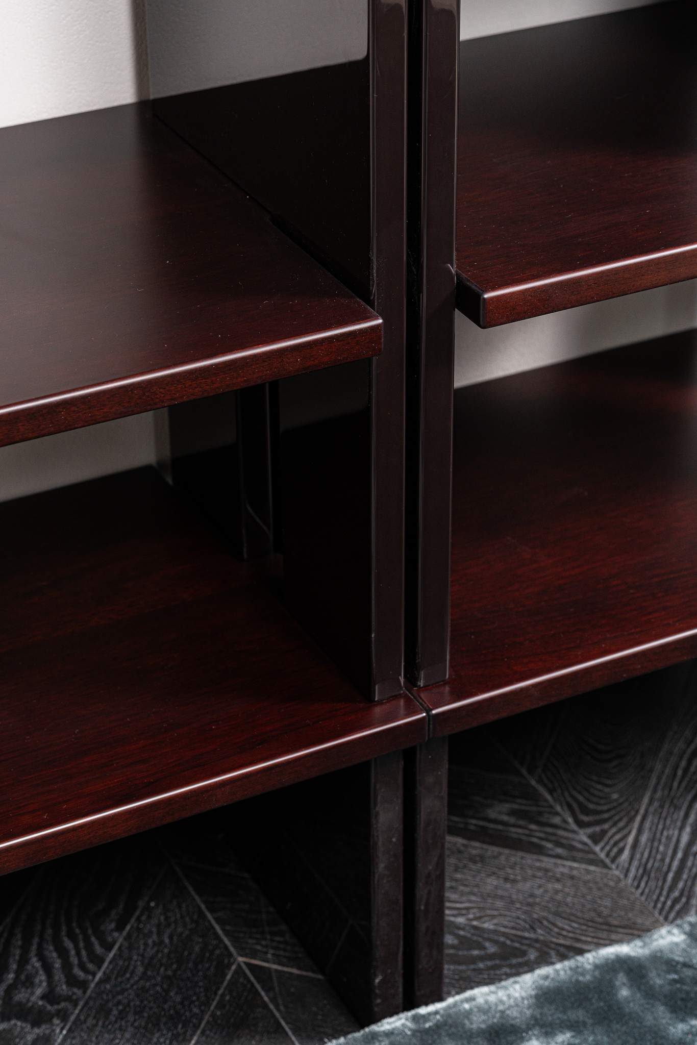 Minotti Стеллаж/библиотека Zoe 100 Canaletto Walnut Dark brown/Moka от Minotti — в интерьере