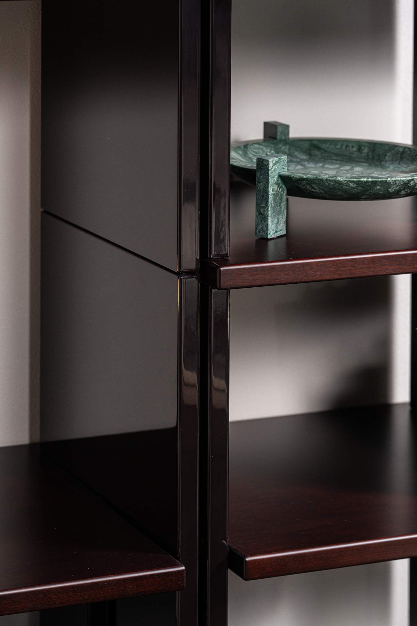 Minotti Стеллаж/библиотека Zoe 100 Canaletto Walnut Dark brown/Moka от Minotti — в интерьере
