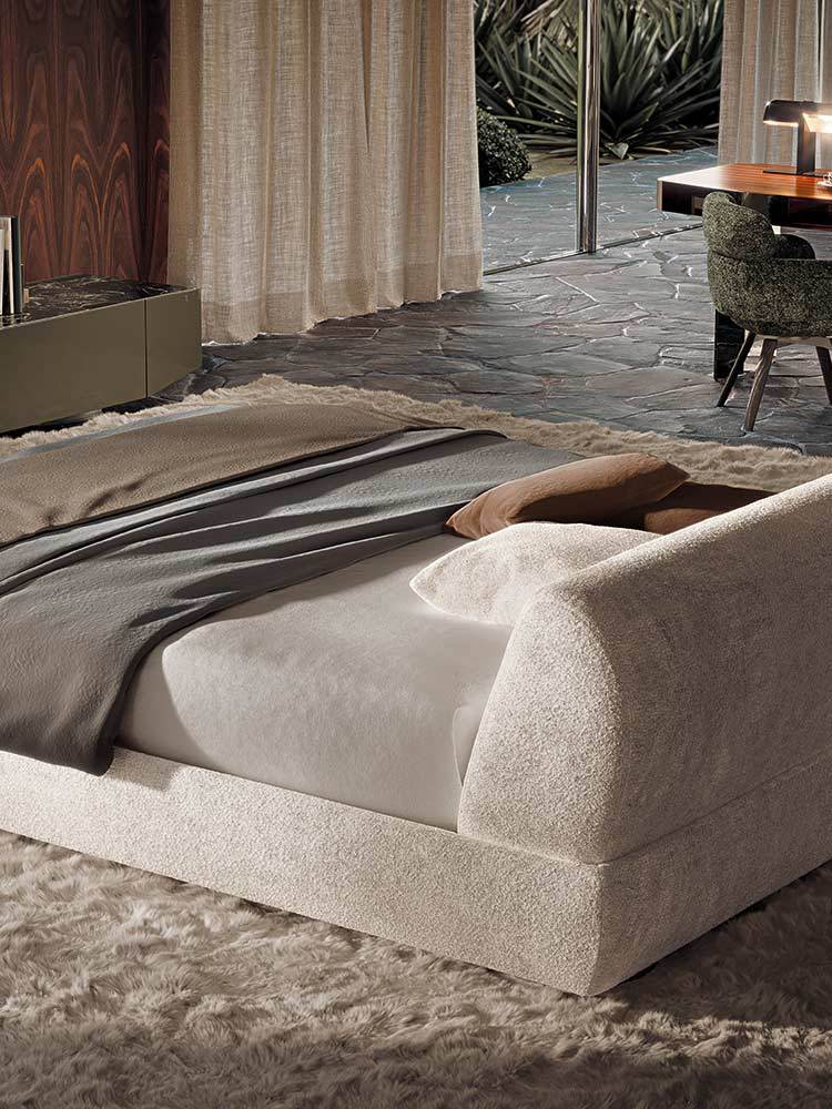 Minotti Комплект кровати с матрасом и топпером Supermoon Teddy Sabbia от Minotti — в интерьере