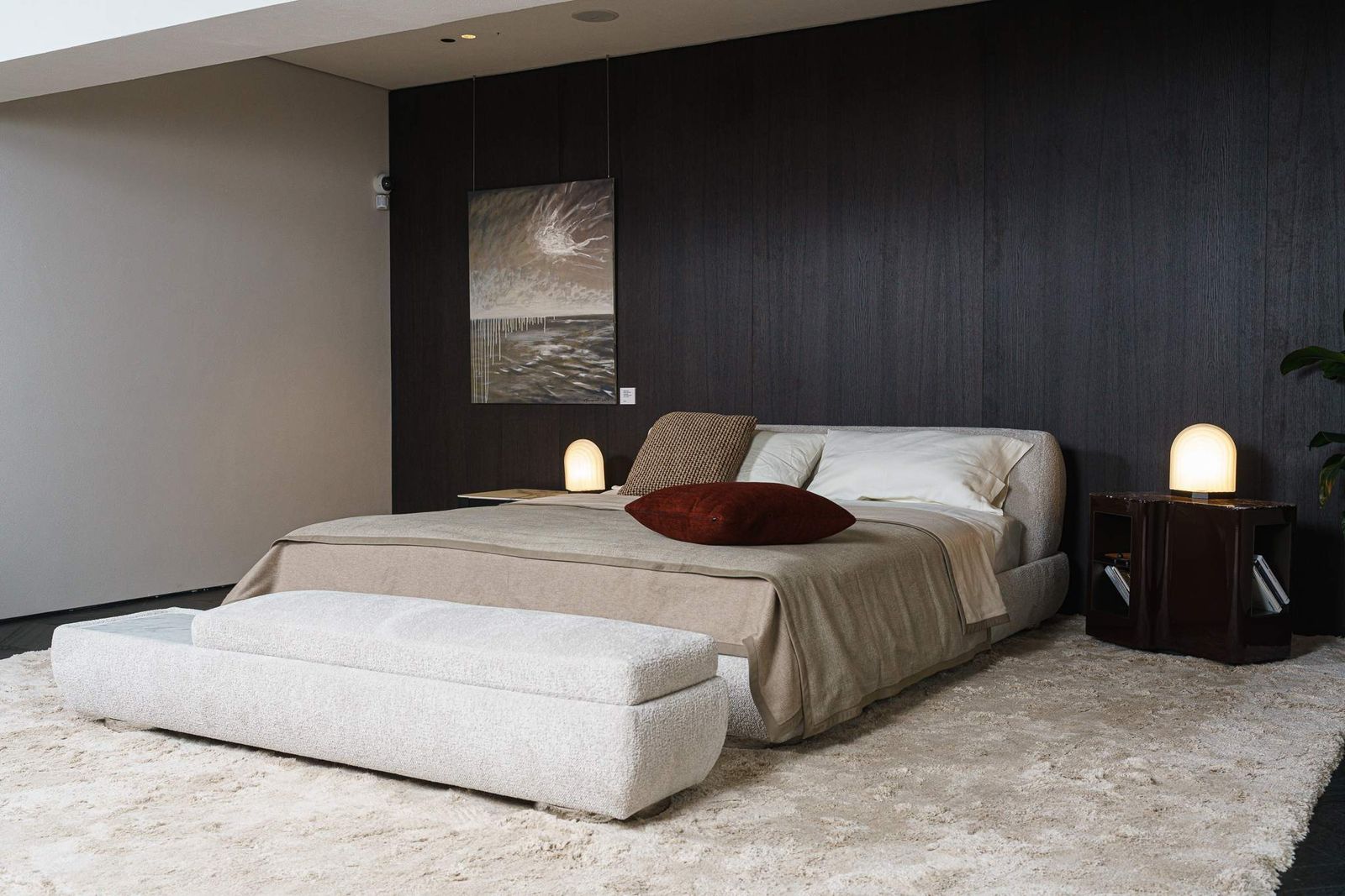 Minotti Комплект кровати с матрасом и топпером Supermoon Teddy Sabbia от Minotti — в интерьере