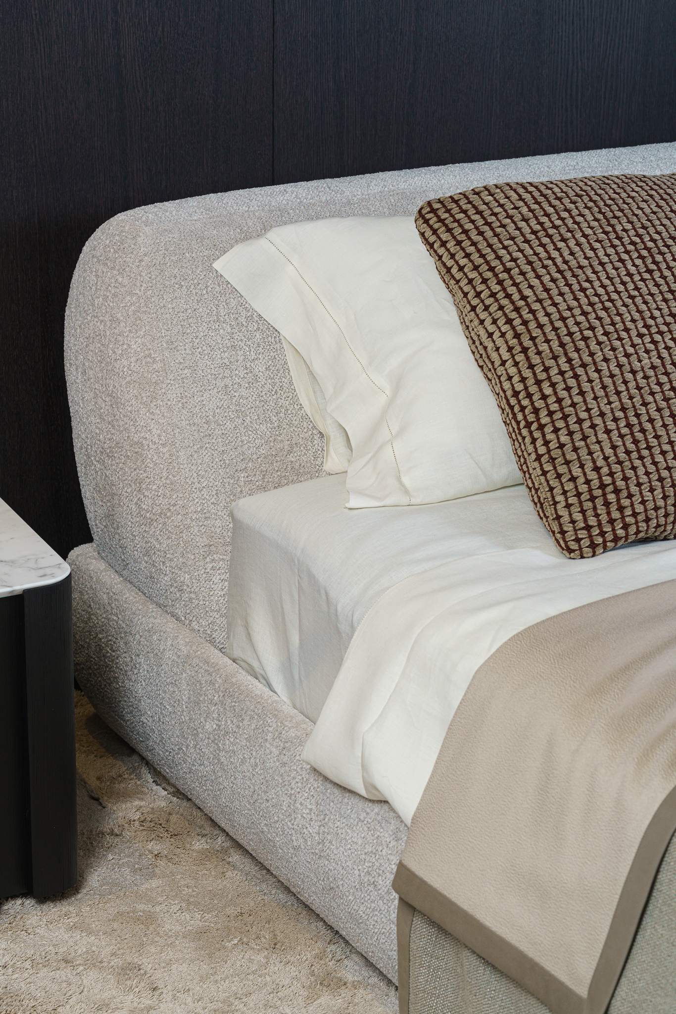 Minotti Комплект кровати с матрасом и топпером Supermoon Teddy Sabbia от Minotti — в интерьере