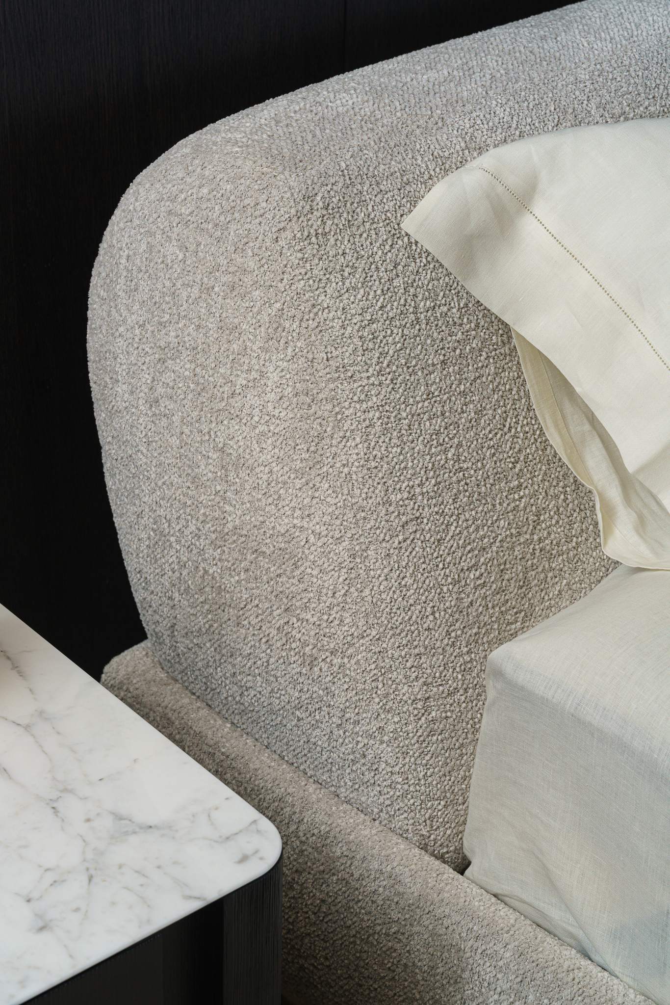 Minotti Комплект кровати с матрасом и топпером Supermoon Teddy Sabbia от Minotti — в интерьере