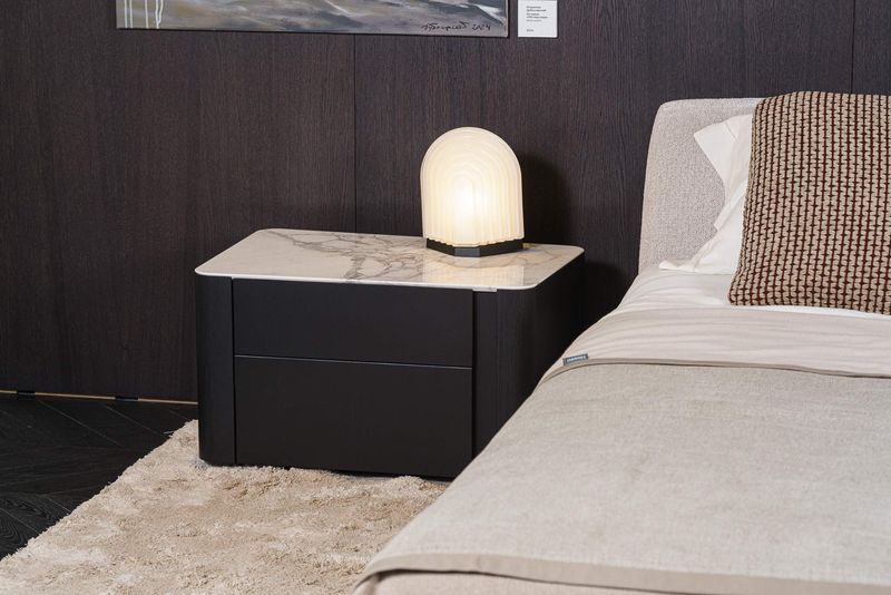 Minotti Прикроватная тумбочка Lou SX от Minotti — в интерьере