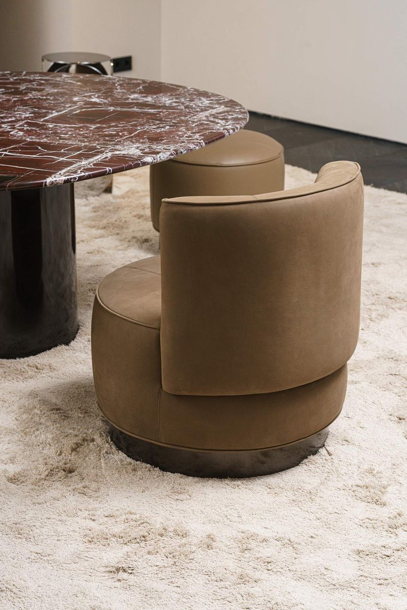 Minotti Кресло Yves Round Nabuk Fango от Minotti — в интерьере