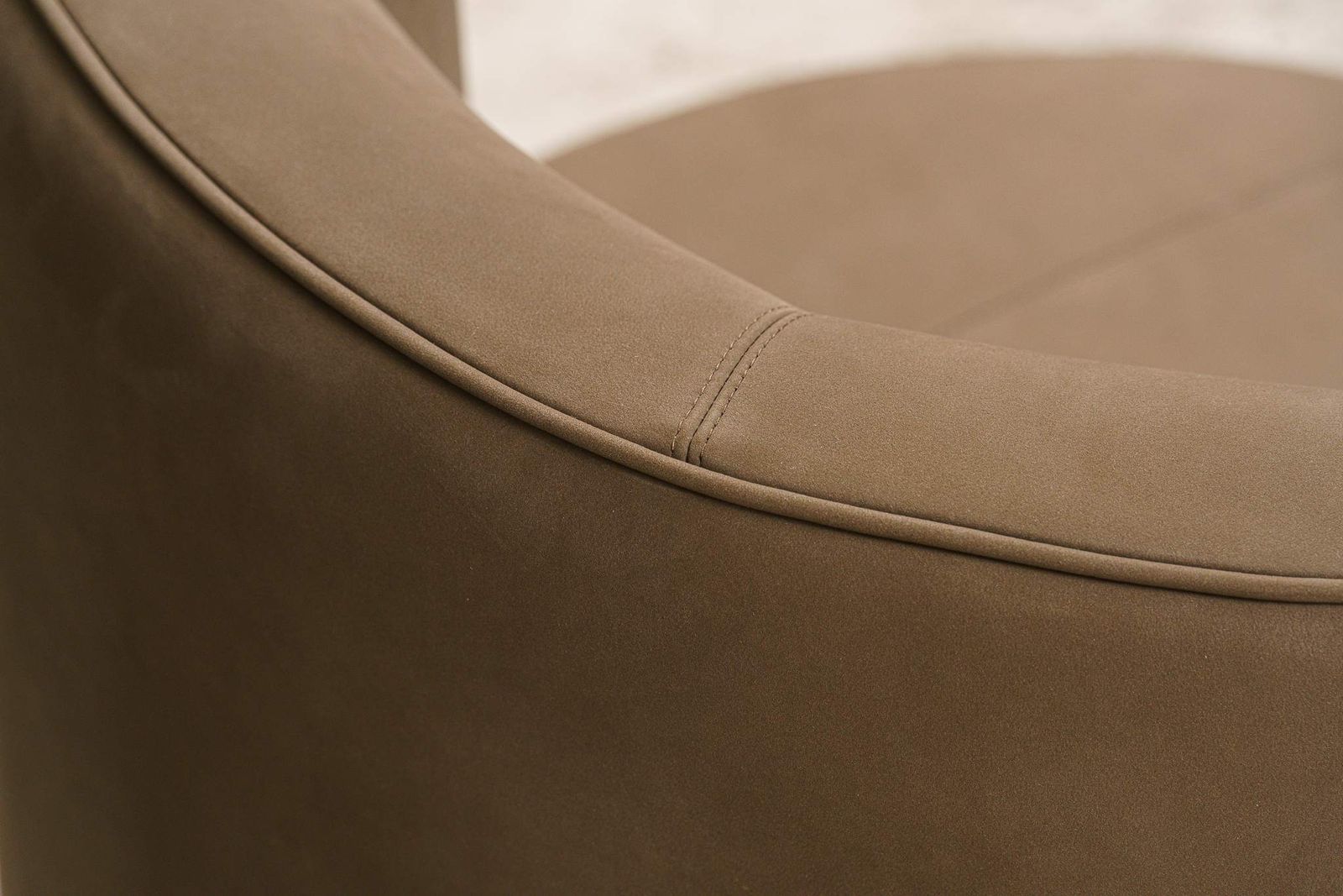 Minotti Кресло Yves Round Nabuk Fango от Minotti — в интерьере