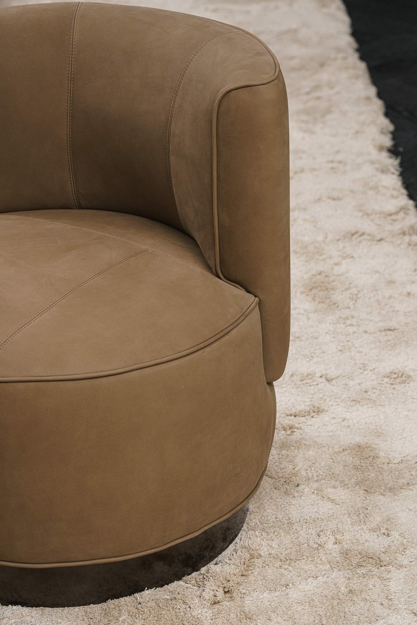 Minotti Кресло Yves Round Nabuk Fango от Minotti — в интерьере