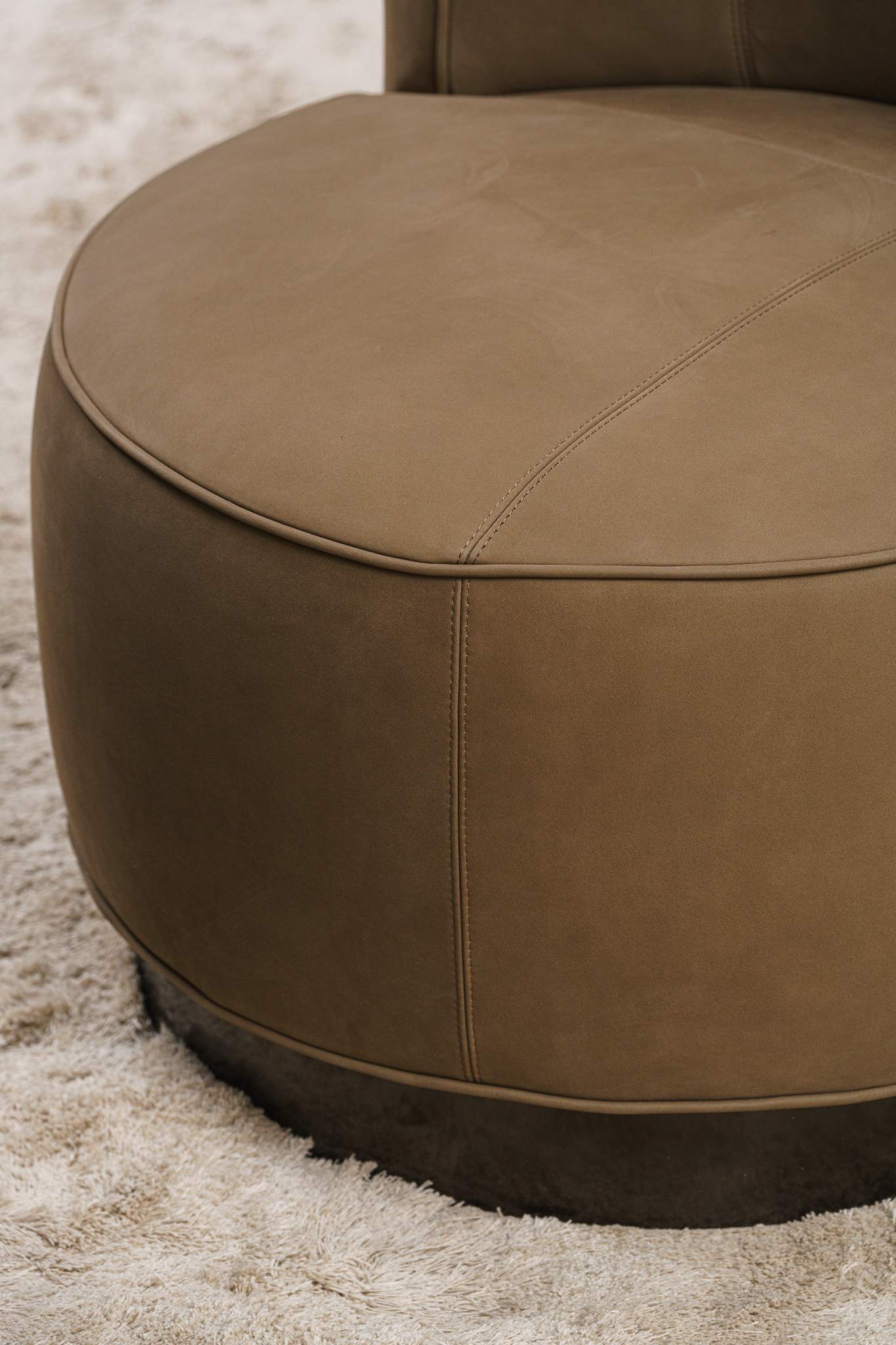 Minotti Кресло Yves Round Nabuk Fango от Minotti — в интерьере