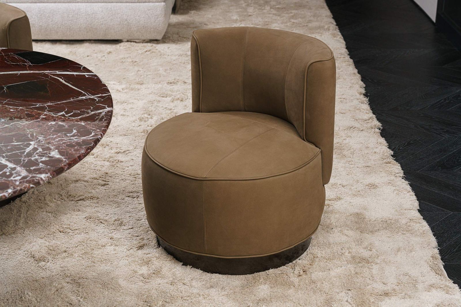 Minotti Кресло Yves Round Nabuk Fango от Minotti — в интерьере