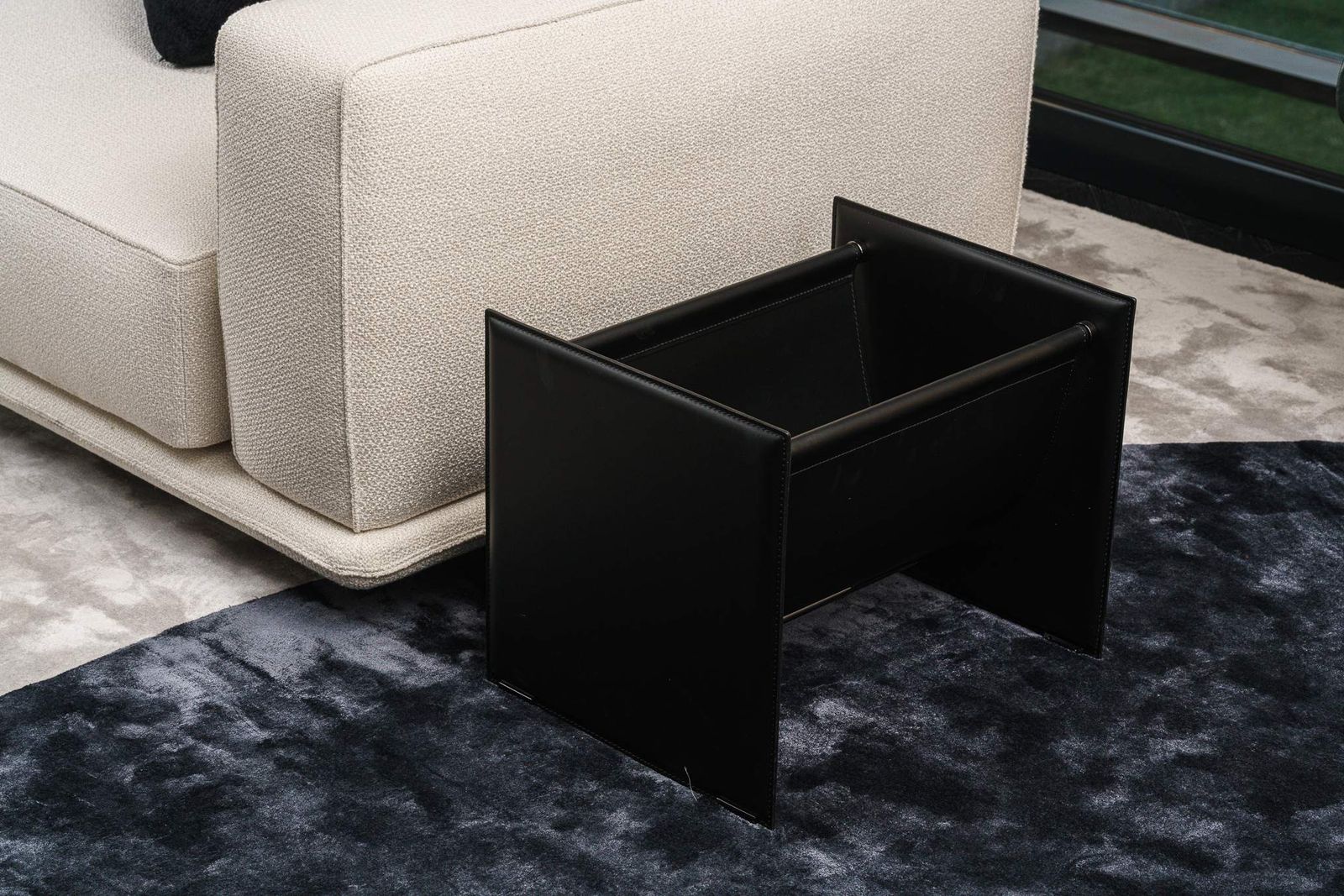 Minotti Газетница Side Black от Minotti — в интерьере