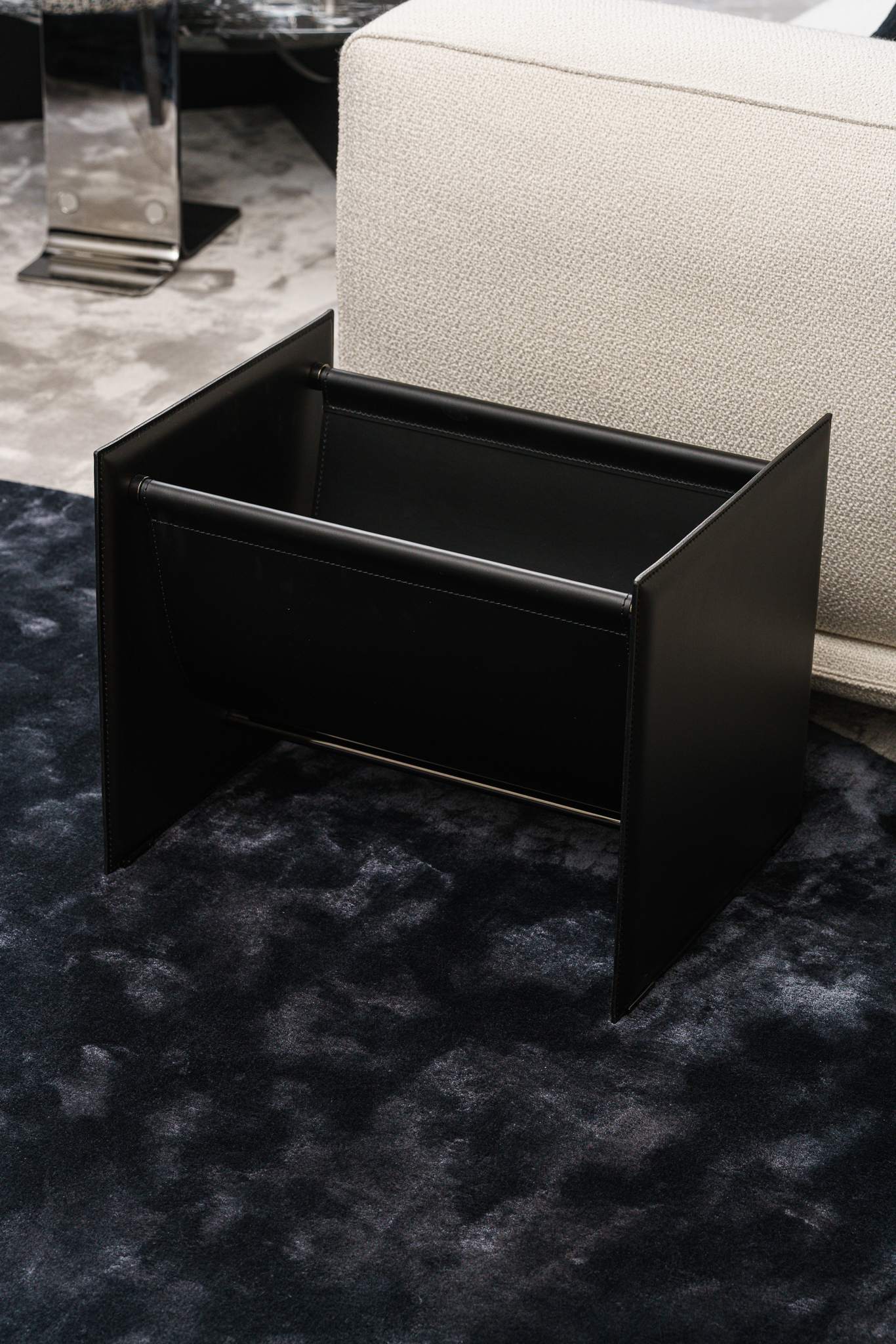 Minotti Газетница Side Black от Minotti — в интерьере