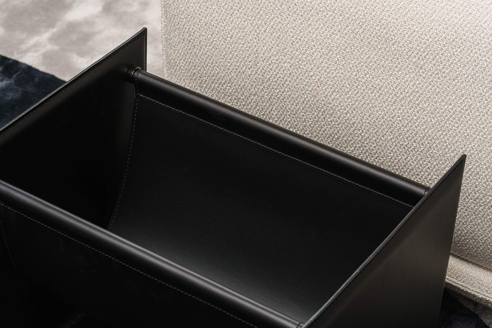 Minotti Газетница Side Black от Minotti — в интерьере