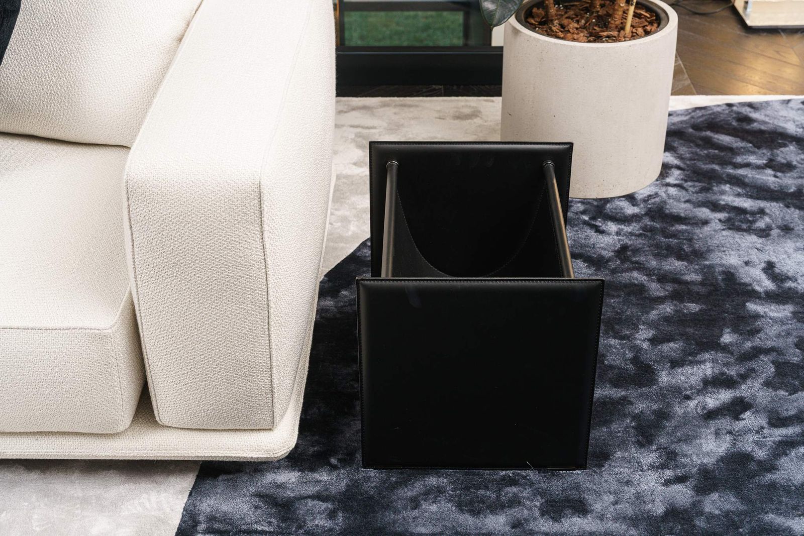 Minotti Газетница Side Black от Minotti — в интерьере