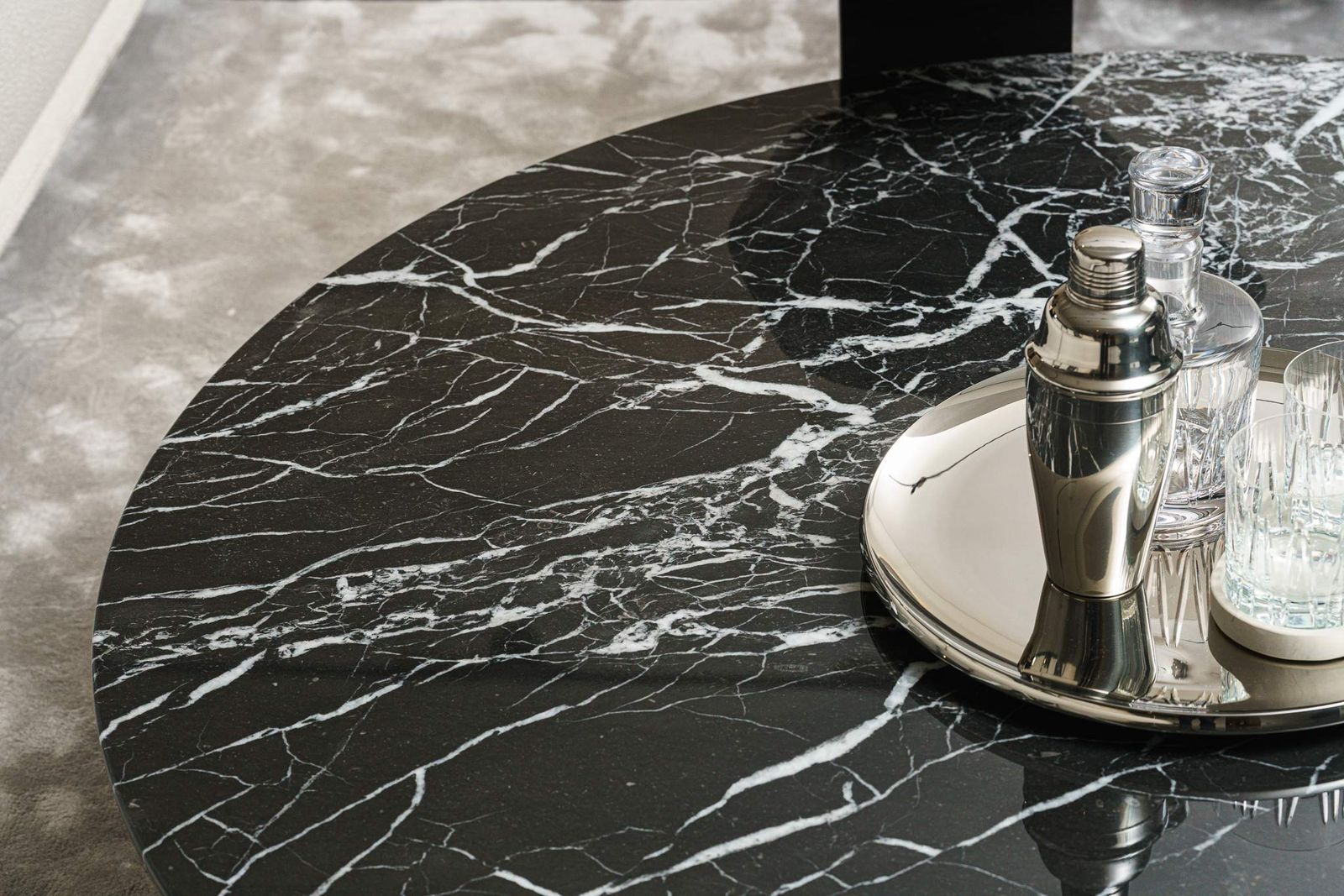 Minotti Журнальный столик Lido Round Black White marble от Minotti — в интерьере
