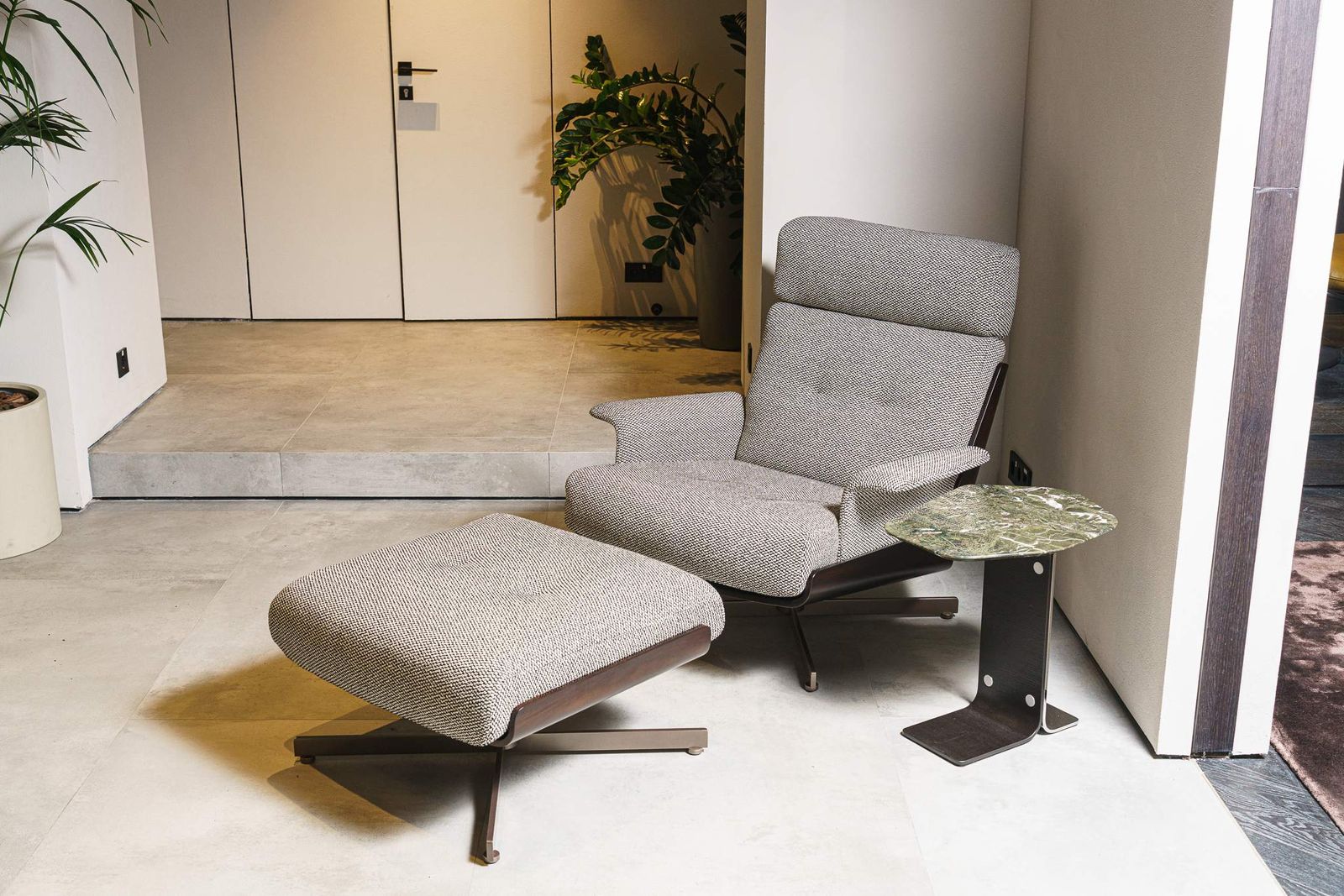 Minotti Кресло с пуфом Daiki Tibet Cenere от Minotti — в интерьере
