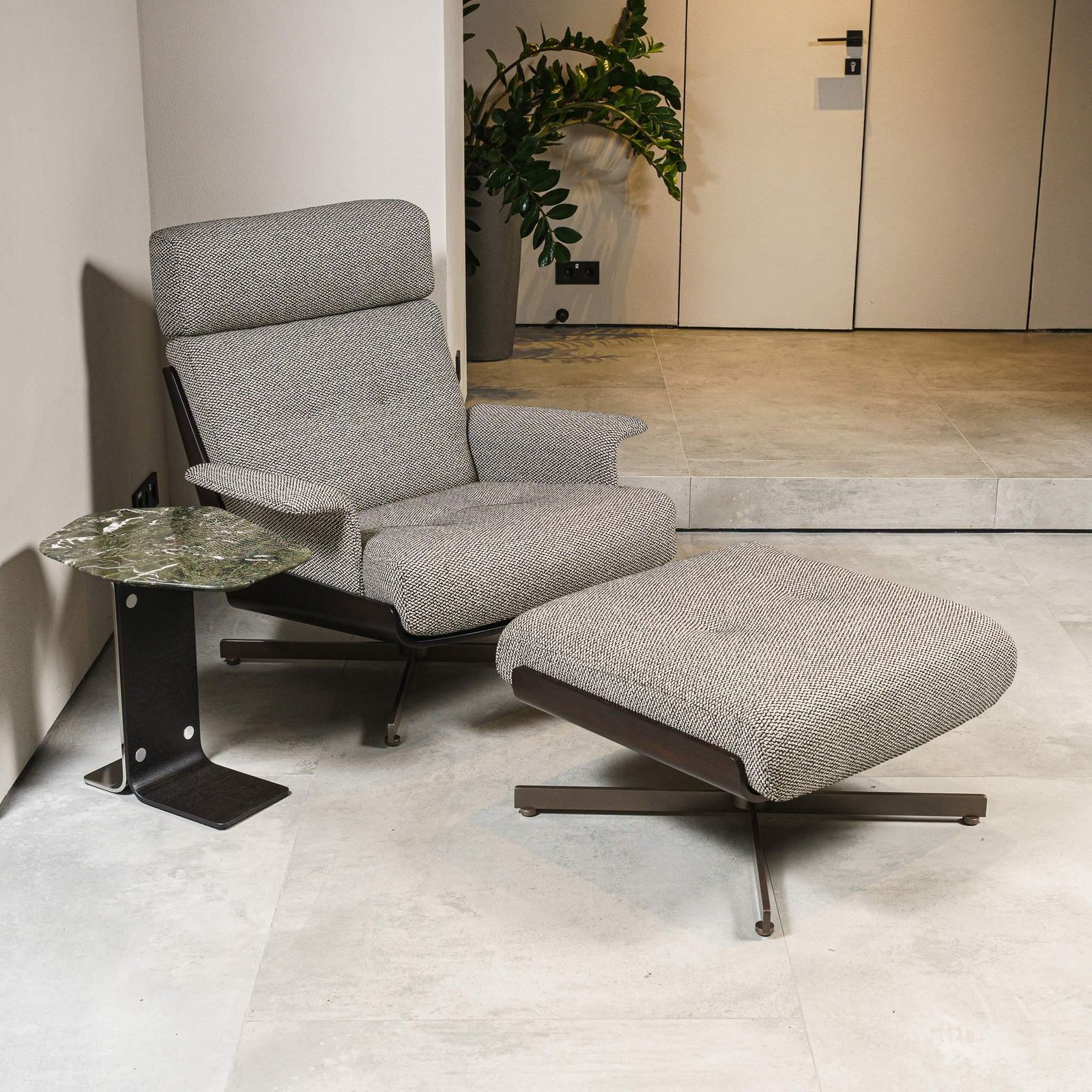 Minotti Кресло с пуфом Daiki Tibet Cenere от Minotti — в интерьере