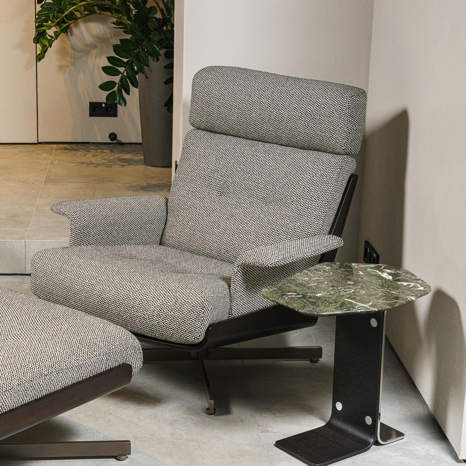 Minotti Кресло с пуфом Daiki Tibet Cenere от Minotti — в интерьере