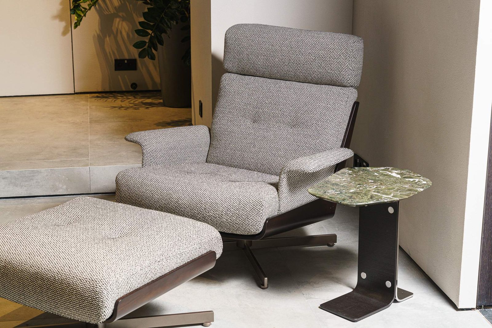 Minotti Кресло с пуфом Daiki Tibet Cenere от Minotti — в интерьере