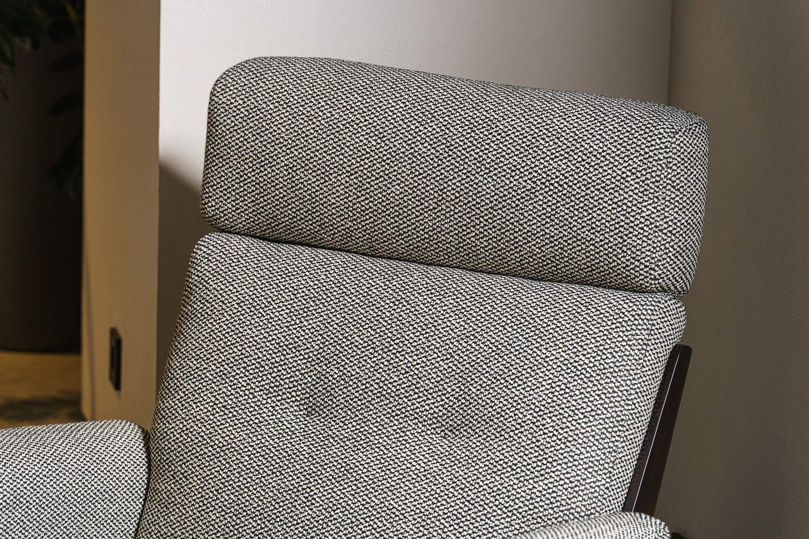 Minotti Кресло с пуфом Daiki Tibet Cenere от Minotti — в интерьере