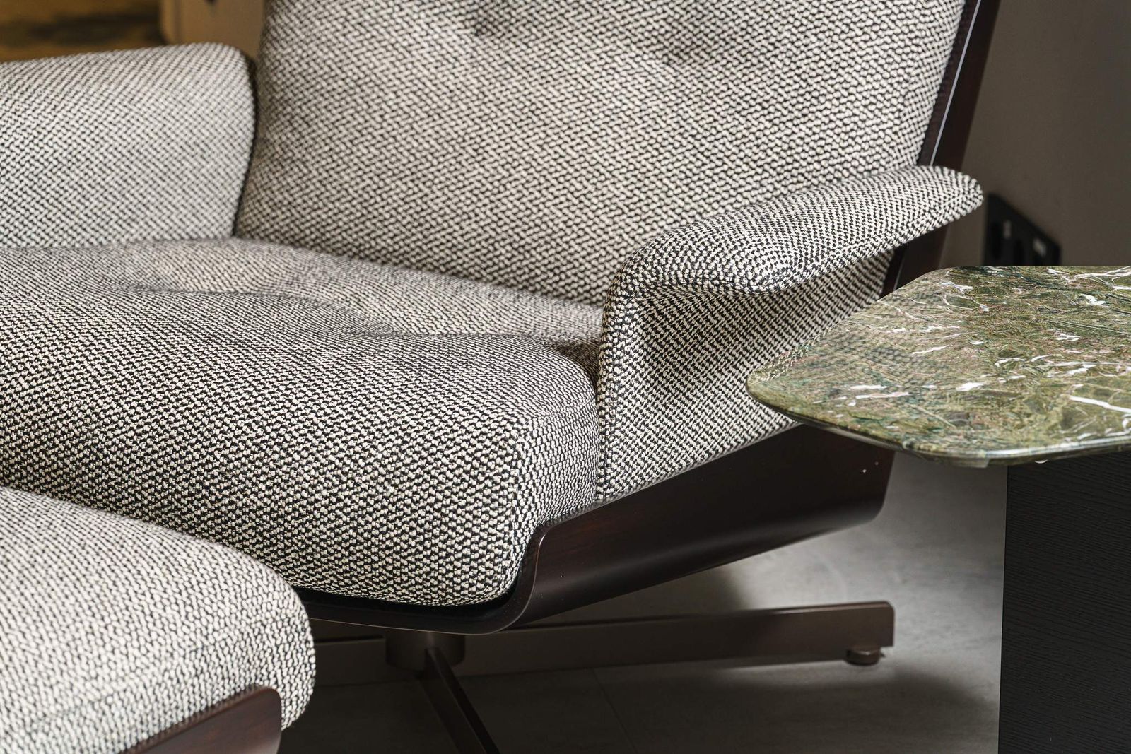 Minotti Кресло с пуфом Daiki Tibet Cenere от Minotti — в интерьере