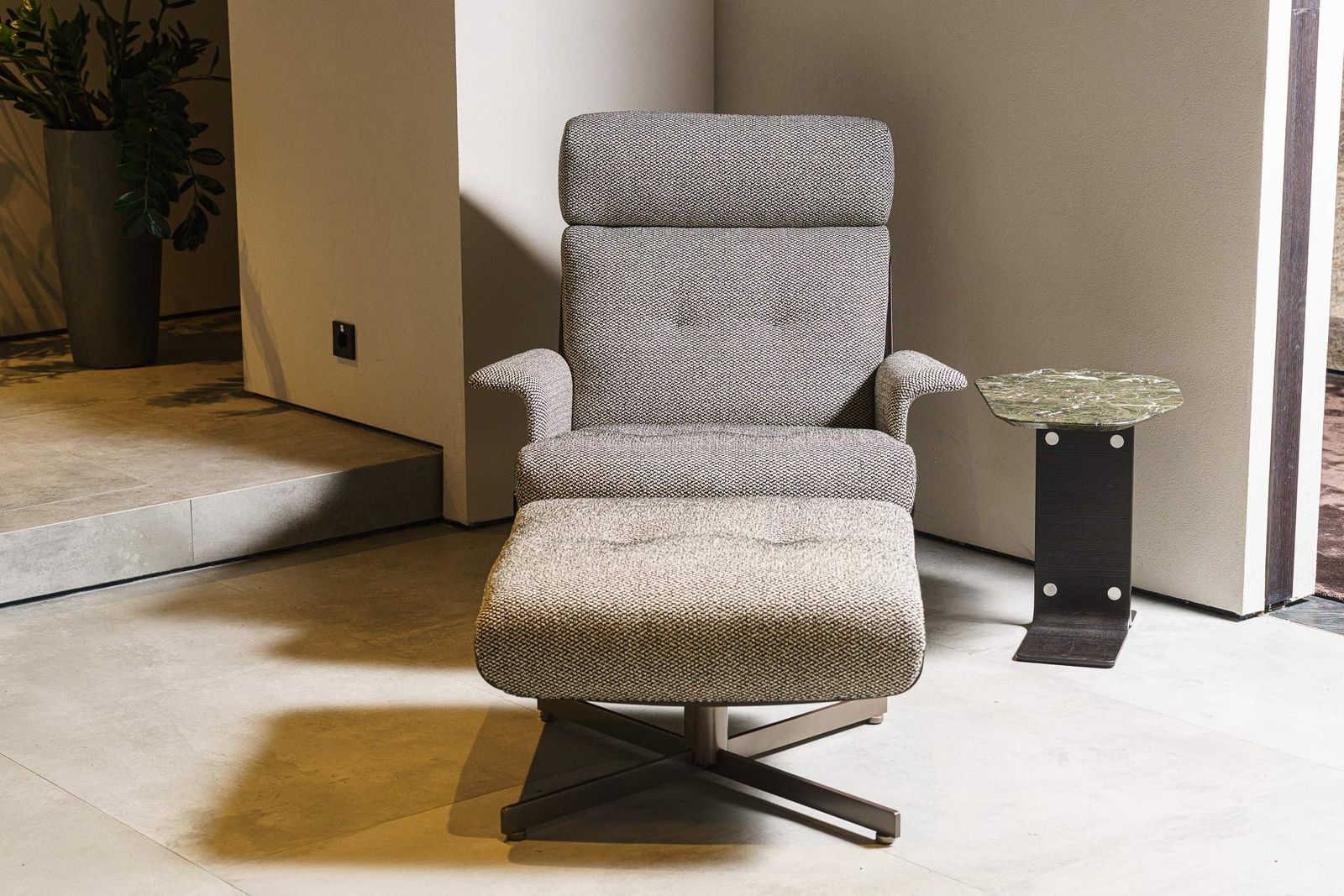 Minotti Кресло с пуфом Daiki Tibet Cenere от Minotti — в интерьере
