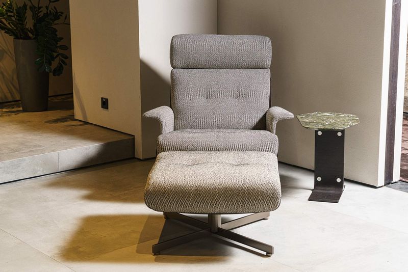 Minotti Кресло с пуфом Daiki Tibet Cenere от Minotti — в интерьере